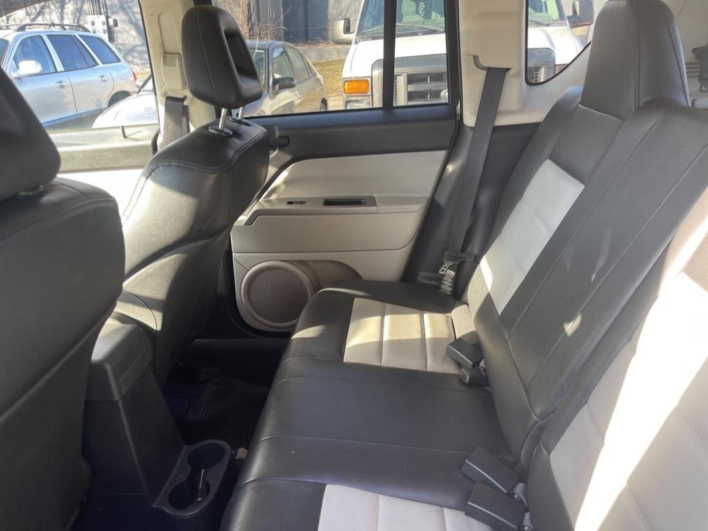 2007 WHITE JEEP COMPASS LIMITED (1J8FF57W67D) with an 2.4L engine, Continuously Variable transmission, located at 1708 Broadway, Rockford, IL, 61104, (815) 397-5010, 42.252522, -89.069359 - Photo#4