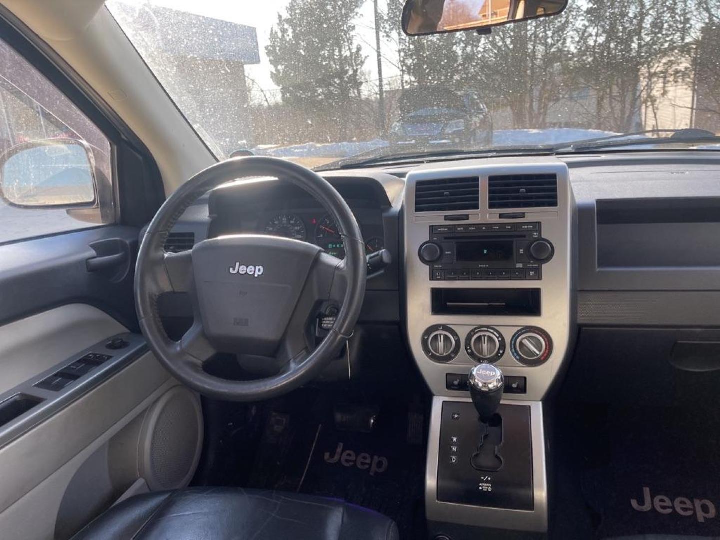 2007 WHITE JEEP COMPASS LIMITED (1J8FF57W67D) with an 2.4L engine, Continuously Variable transmission, located at 1708 Broadway, Rockford, IL, 61104, (815) 397-5010, 42.252522, -89.069359 - Photo#5