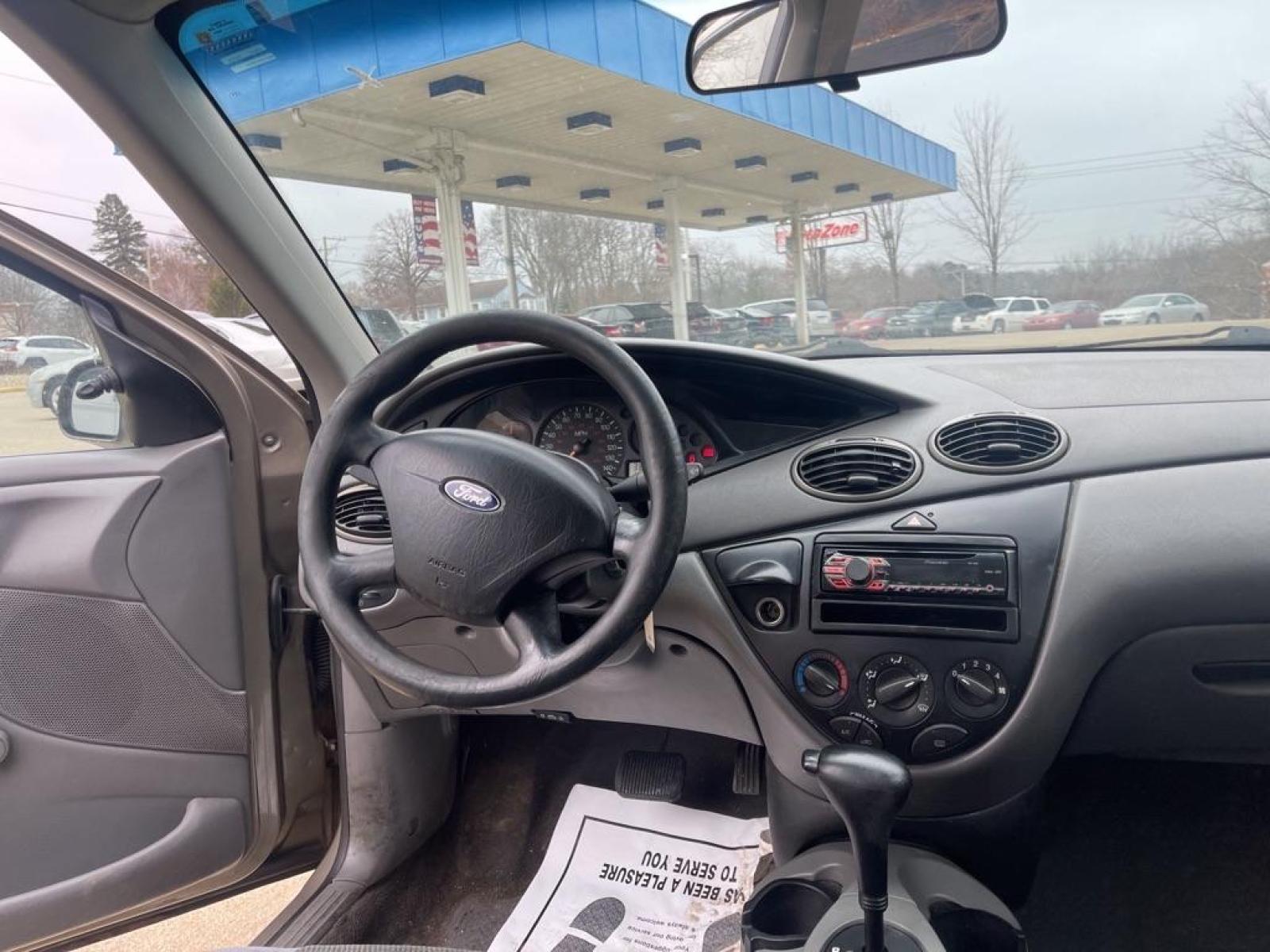 2004 GOLD FORD FOCUS LX (1FAFP33Z14W) with an 2.3L engine, Automatic transmission, located at 1708 Broadway, Rockford, IL, 61104, (815) 397-5010, 42.252522, -89.069359 - Photo #5