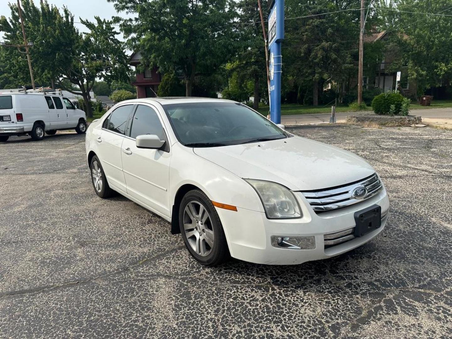 2008 WHITE FORD FUSION SEL (3FAHP08148R) with an 3.0L engine, Automatic transmission, located at 1708 Broadway, Rockford, IL, 61104, (815) 397-5010, 42.252522, -89.069359 - Photo#1
