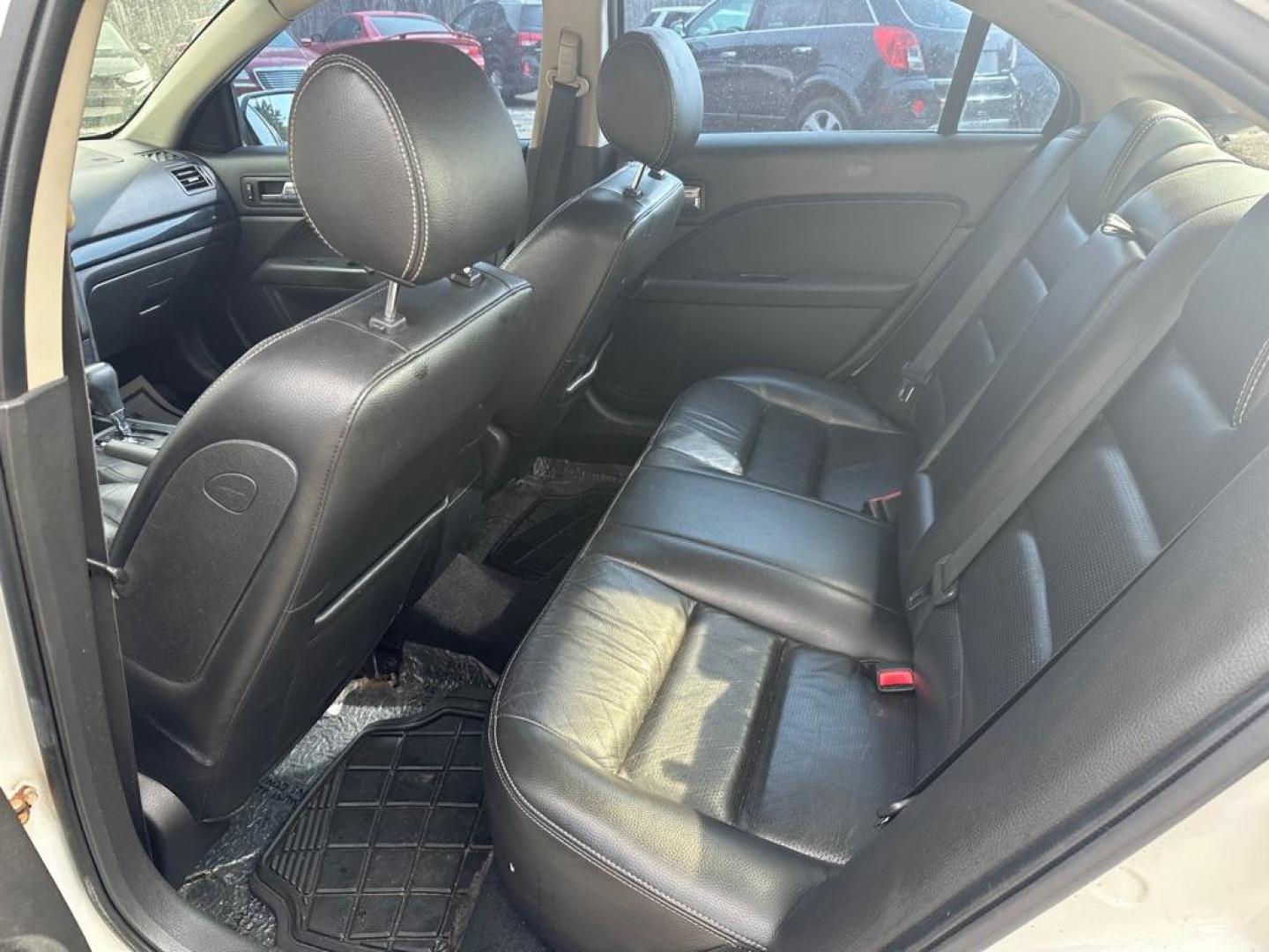 2008 WHITE FORD FUSION SEL (3FAHP08148R) with an 3.0L engine, Automatic transmission, located at 1708 Broadway, Rockford, IL, 61104, (815) 397-5010, 42.252522, -89.069359 - Photo#4