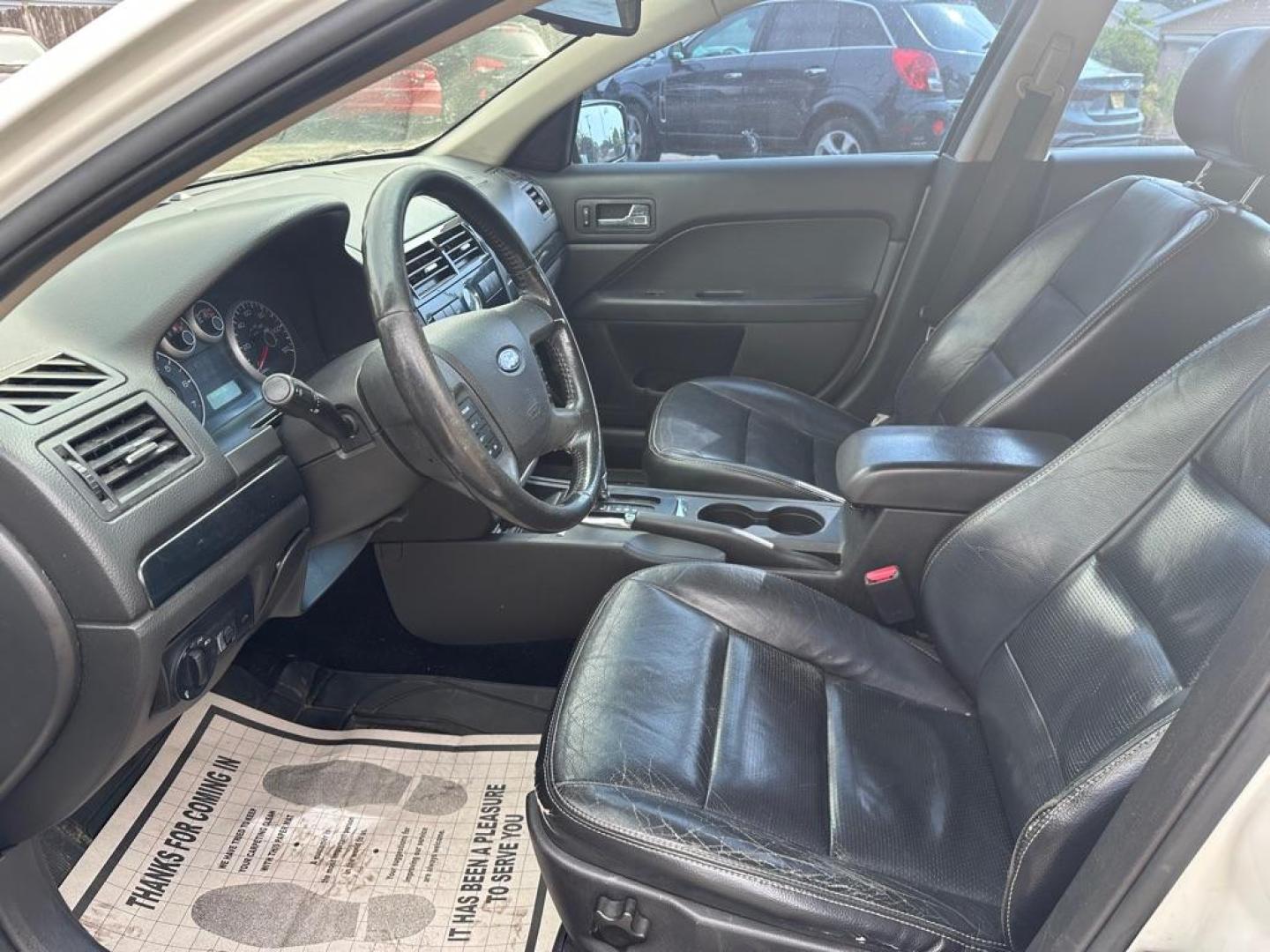 2008 WHITE FORD FUSION SEL (3FAHP08148R) with an 3.0L engine, Automatic transmission, located at 1708 Broadway, Rockford, IL, 61104, (815) 397-5010, 42.252522, -89.069359 - Photo#6