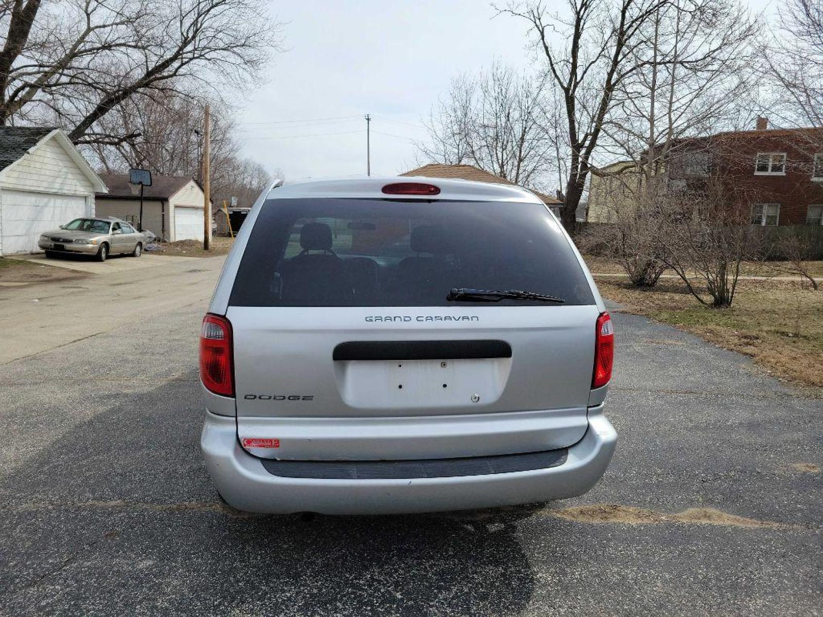 2007 SILVER DODGE GRAND CARAVAN SE (1D4GP24R37B) with an 3.3L engine, Automatic transmission, located at 1708 Broadway, Rockford, IL, 61104, (815) 397-5010, 42.252522, -89.069359 - Photo #2