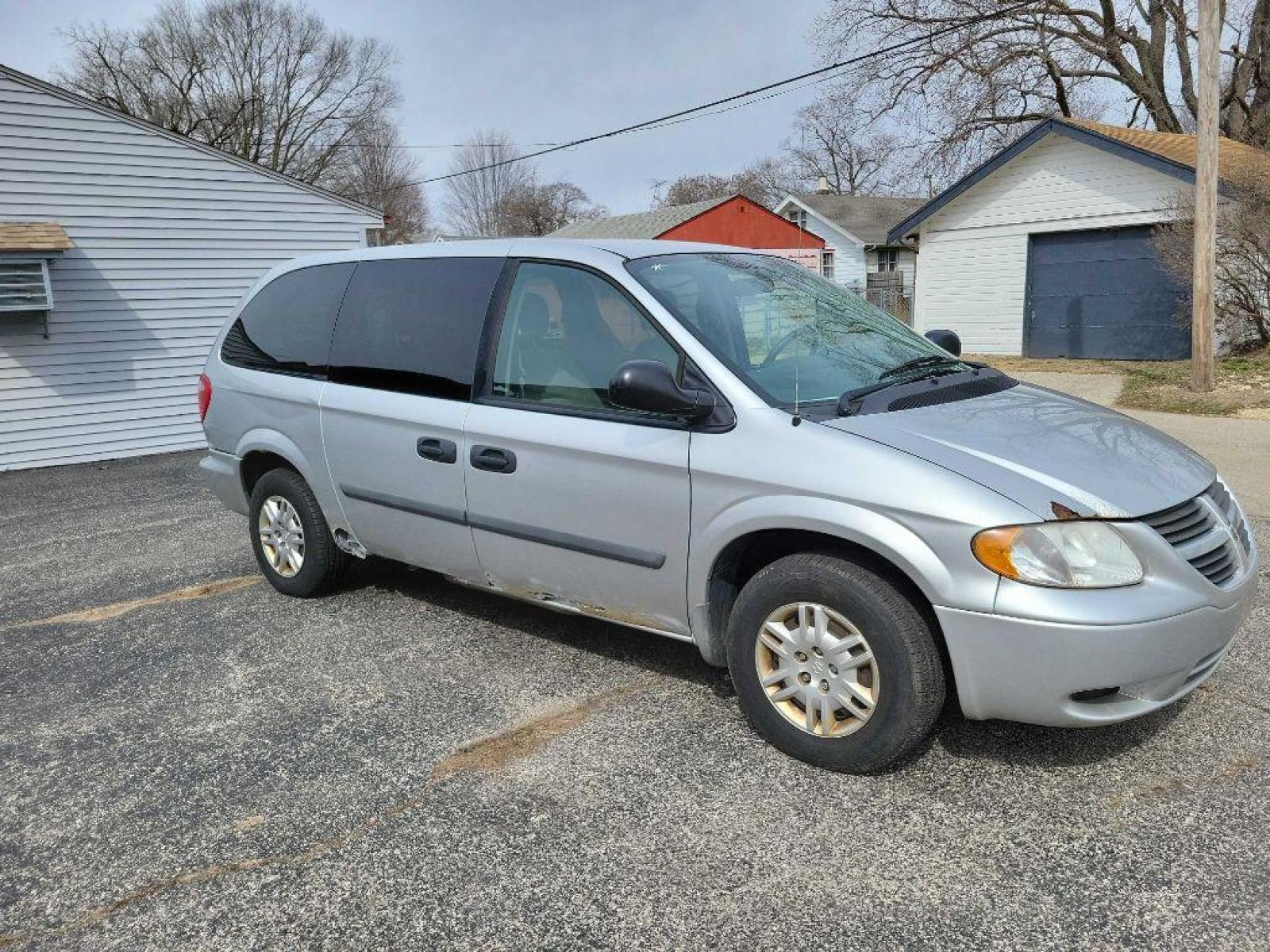 2007 SILVER DODGE GRAND CARAVAN SE (1D4GP24R37B) with an 3.3L engine, Automatic transmission, located at 1708 Broadway, Rockford, IL, 61104, (815) 397-5010, 42.252522, -89.069359 - Photo #3