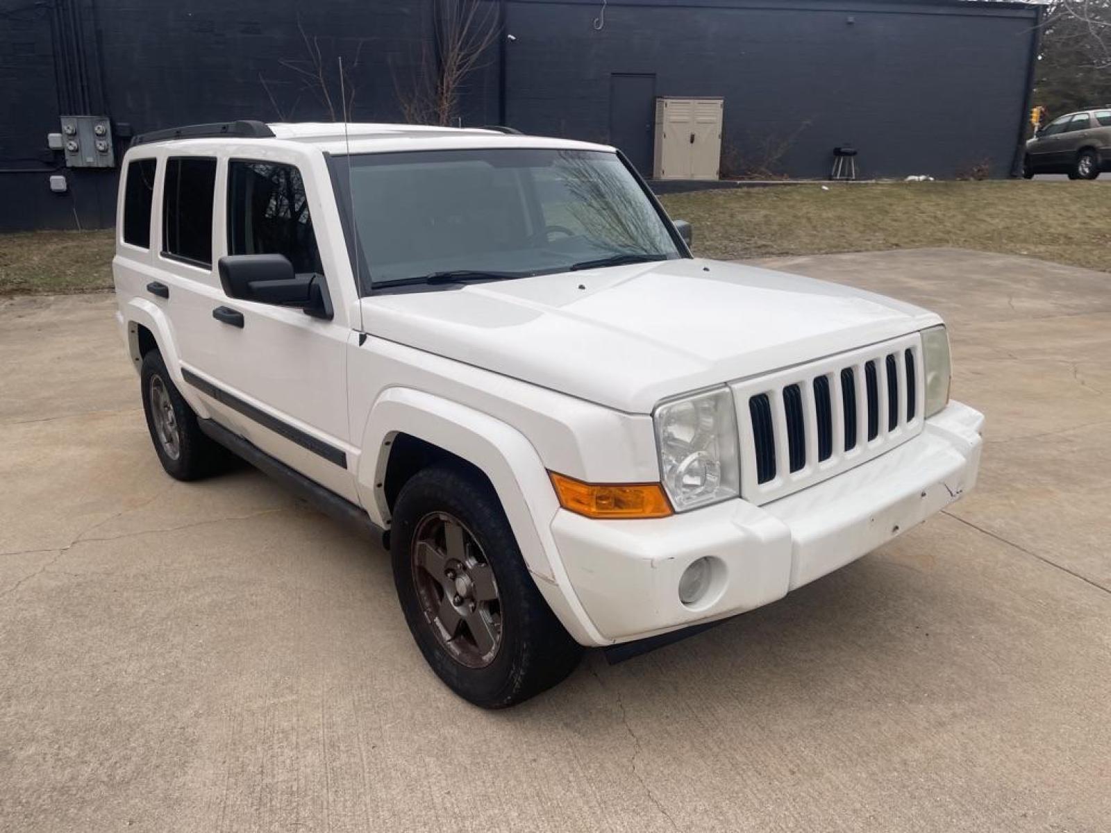 2006 WHITE JEEP COMMANDER (1J8HG48K36C) with an 3.7L engine, Automatic transmission, located at 151 Alpine Road, Rockford, IL, 61108, (815) 398-5010, 42.212986, -89.029320 - Photo #1
