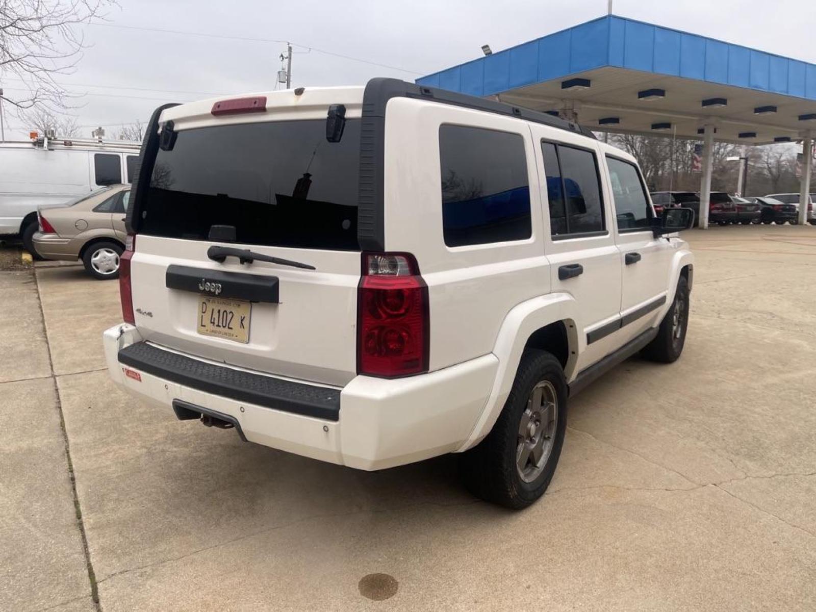 2006 WHITE JEEP COMMANDER (1J8HG48K36C) with an 3.7L engine, Automatic transmission, located at 151 Alpine Road, Rockford, IL, 61108, (815) 398-5010, 42.212986, -89.029320 - Photo #2