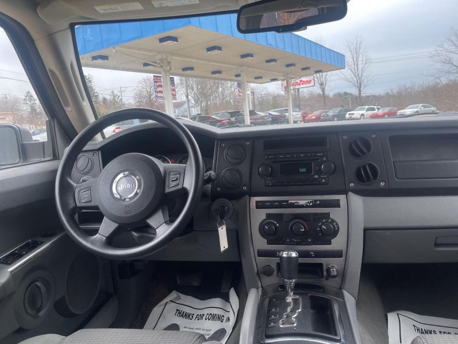 2006 WHITE JEEP COMMANDER (1J8HG48K36C) with an 3.7L engine, Automatic transmission, located at 151 Alpine Road, Rockford, IL, 61108, (815) 398-5010, 42.212986, -89.029320 - Photo #5