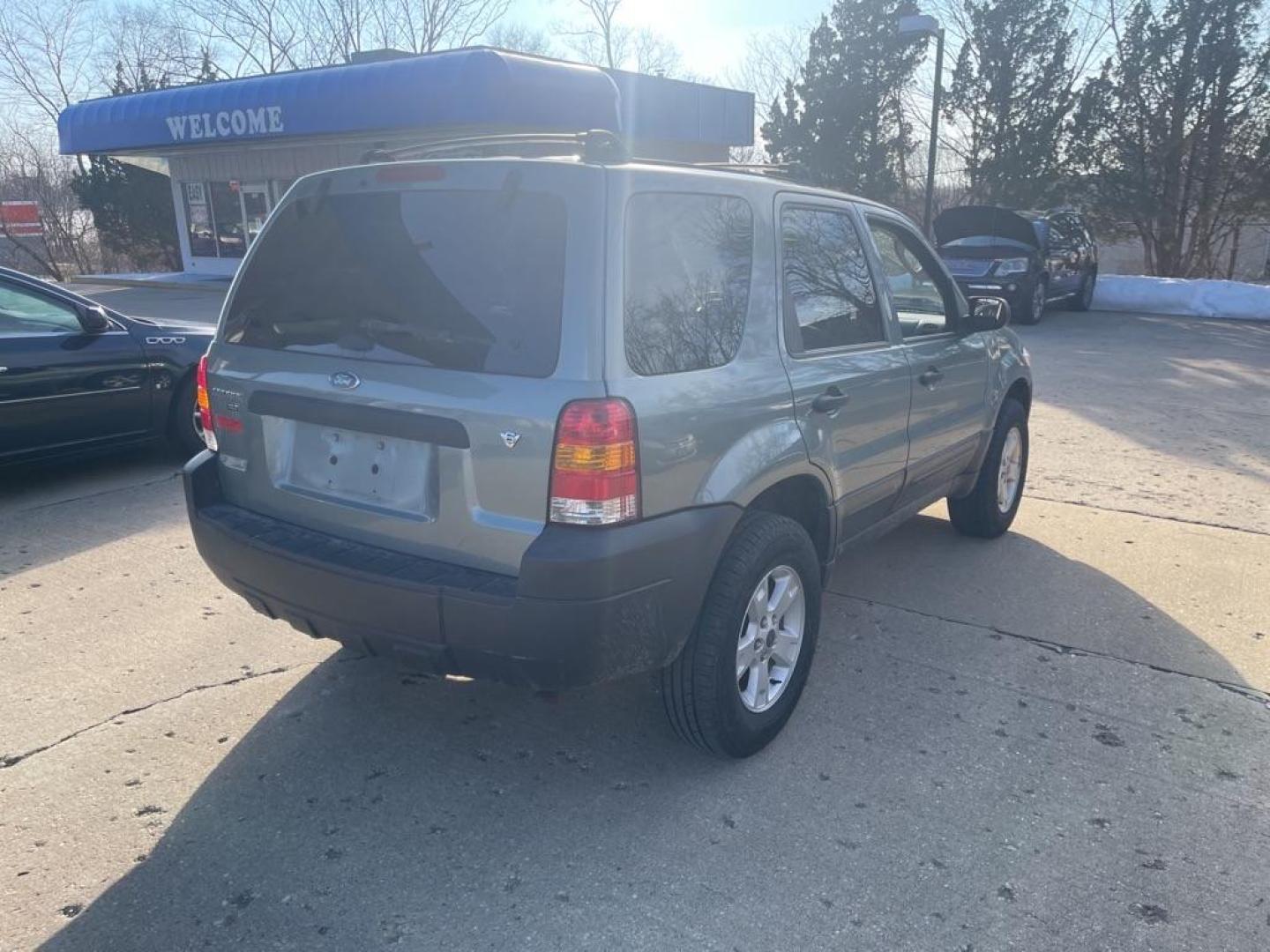 2006 GREEN FORD ESCAPE XLT (1FMYU03156K) with an 3.0L engine, Automatic transmission, located at 1708 Broadway, Rockford, IL, 61104, (815) 397-5010, 42.252522, -89.069359 - Photo#2