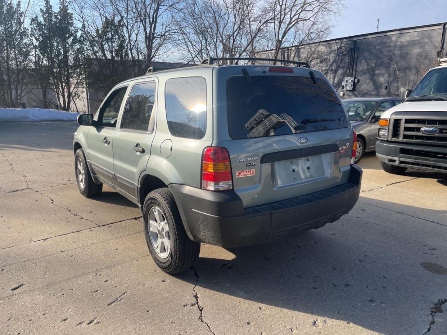 2006 GREEN FORD ESCAPE XLT (1FMYU03156K) with an 3.0L engine, Automatic transmission, located at 1708 Broadway, Rockford, IL, 61104, (815) 397-5010, 42.252522, -89.069359 - Photo#3