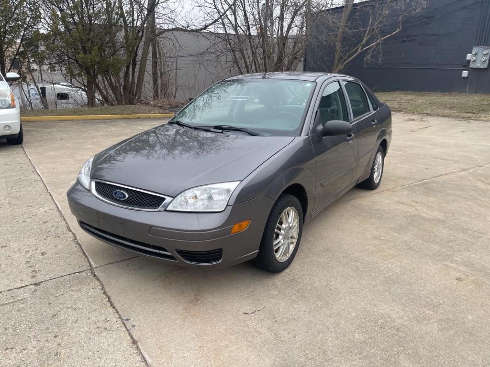 2007 GRAY FORD FOCUS ZX4 (1FAFP34N27W) with an 2.0L engine, Automatic transmission, located at 1708 Broadway, Rockford, IL, 61104, (815) 397-5010, 42.252522, -89.069359 - Photo #0