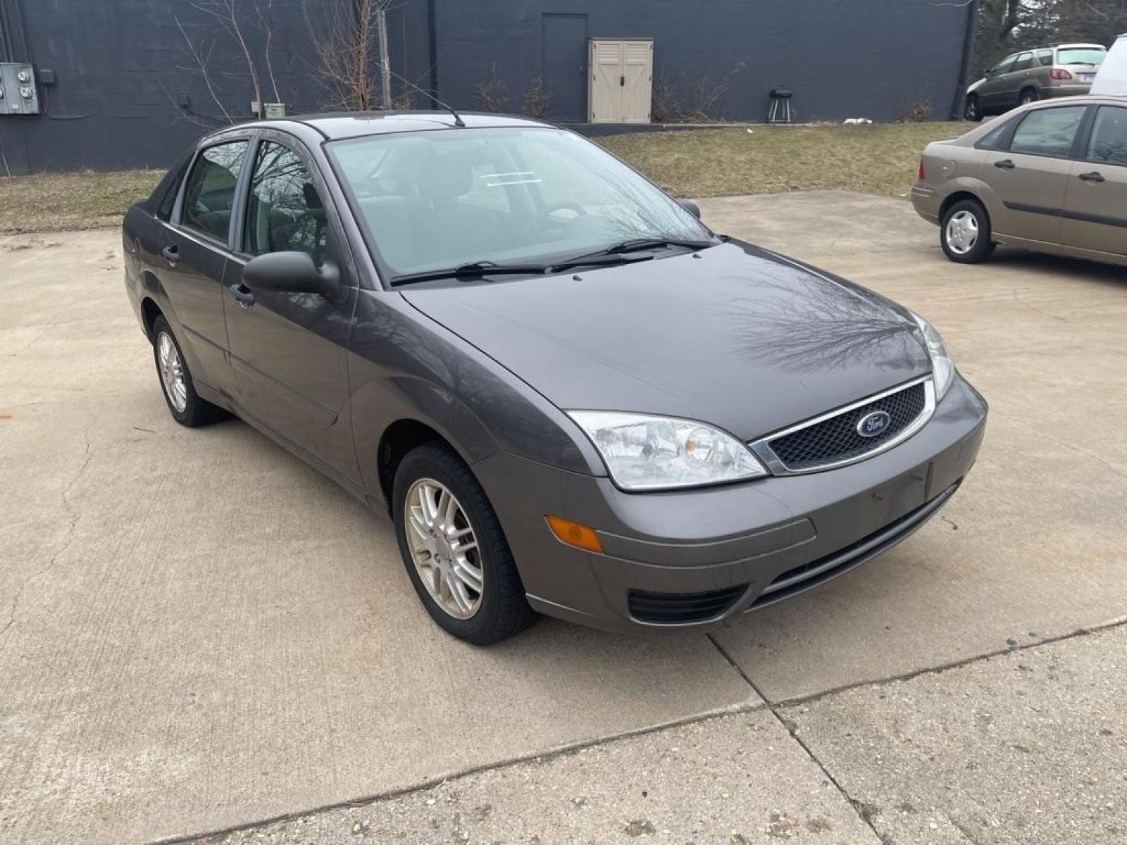 2007 GRAY FORD FOCUS ZX4 (1FAFP34N27W) with an 2.0L engine, Automatic transmission, located at 1708 Broadway, Rockford, IL, 61104, (815) 397-5010, 42.252522, -89.069359 - Photo #1