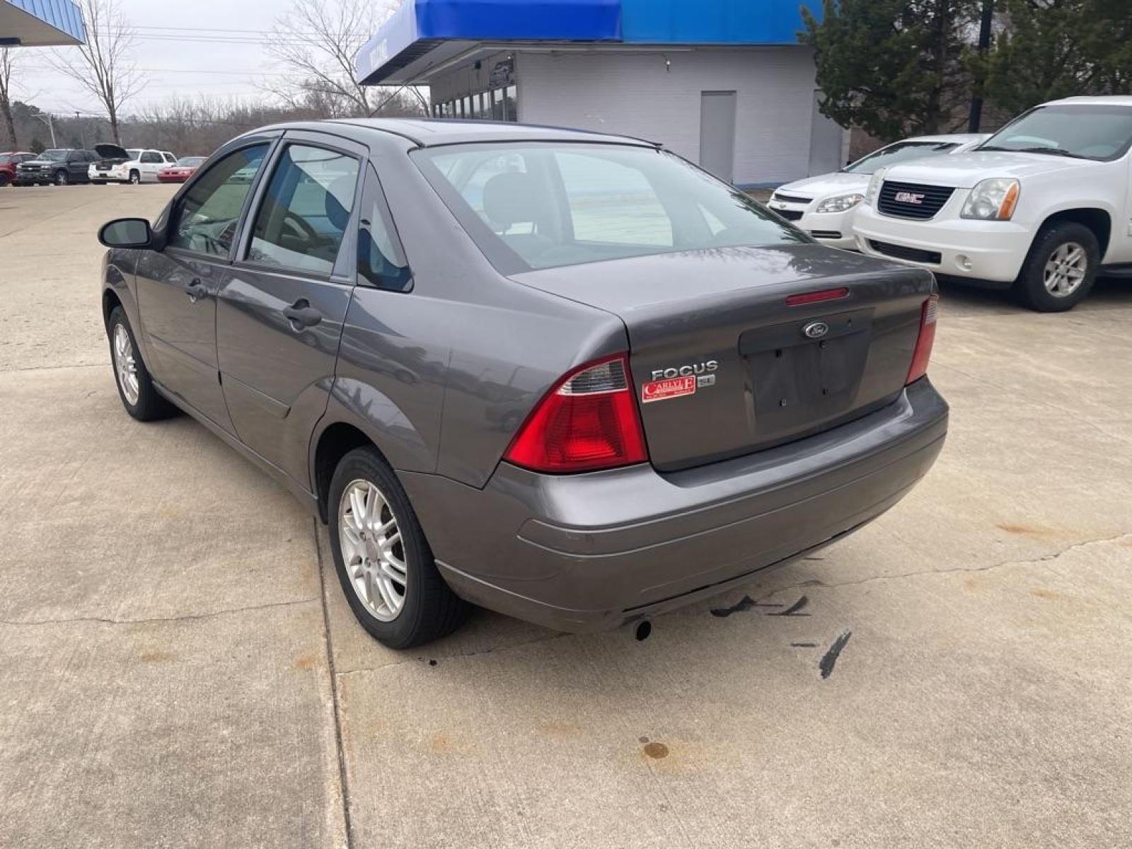 2007 GRAY FORD FOCUS ZX4 (1FAFP34N27W) with an 2.0L engine, Automatic transmission, located at 1708 Broadway, Rockford, IL, 61104, (815) 397-5010, 42.252522, -89.069359 - Photo #3