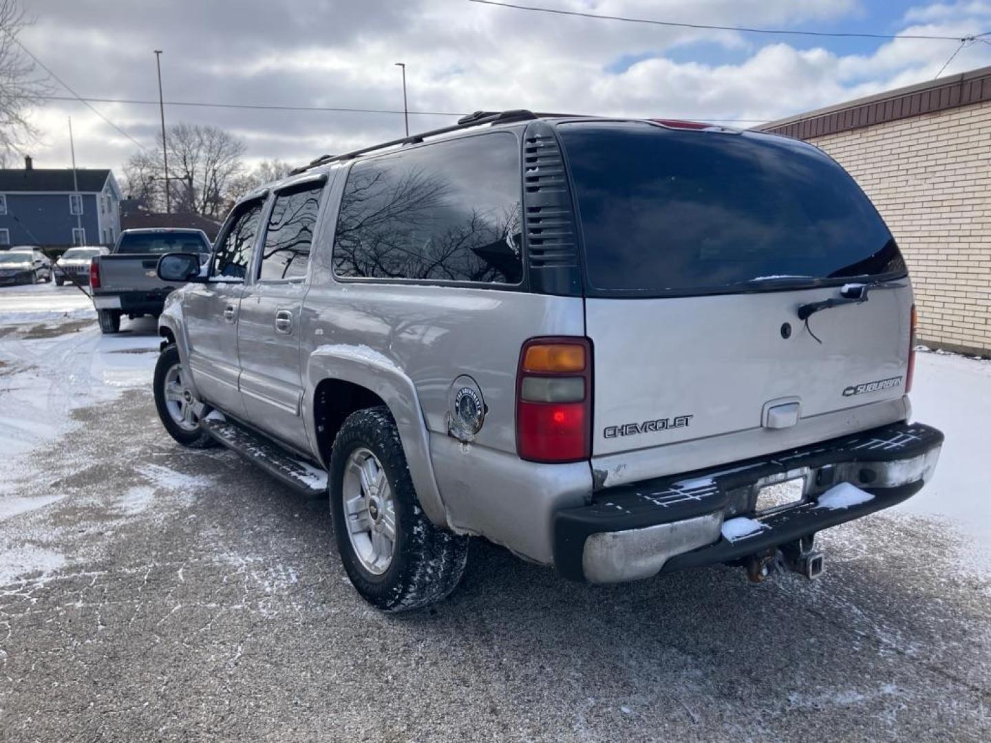 2004 SILVER CHEVROLET SUBURBAN 1500 (1GNFK16Z44J) with an 5.3L engine, Automatic transmission, located at 1708 Broadway, Rockford, IL, 61104, (815) 397-5010, 42.252522, -89.069359 - Photo#3