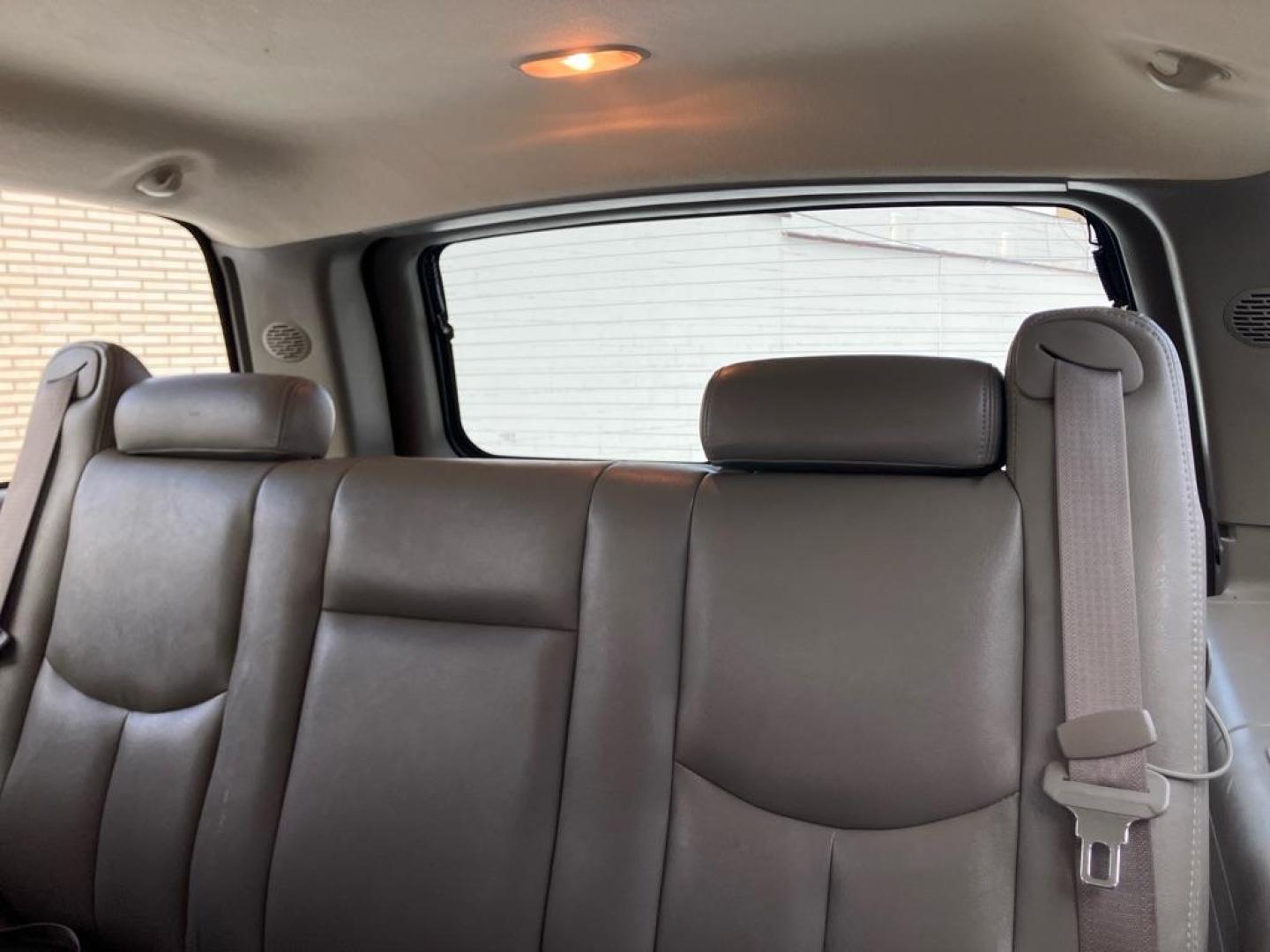 2004 SILVER CHEVROLET SUBURBAN 1500 (1GNFK16Z44J) with an 5.3L engine, Automatic transmission, located at 1708 Broadway, Rockford, IL, 61104, (815) 397-5010, 42.252522, -89.069359 - Photo#4