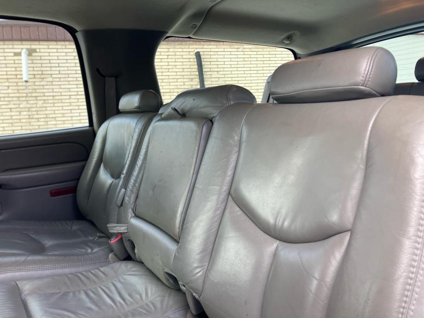 2004 SILVER CHEVROLET SUBURBAN 1500 (1GNFK16Z44J) with an 5.3L engine, Automatic transmission, located at 1708 Broadway, Rockford, IL, 61104, (815) 397-5010, 42.252522, -89.069359 - Photo#5