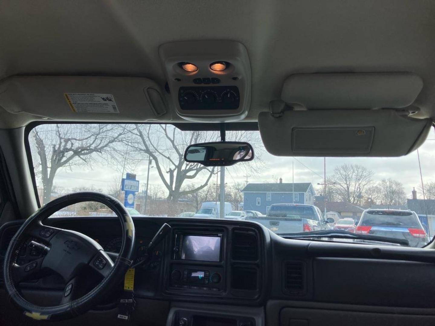 2004 SILVER CHEVROLET SUBURBAN 1500 (1GNFK16Z44J) with an 5.3L engine, Automatic transmission, located at 1708 Broadway, Rockford, IL, 61104, (815) 397-5010, 42.252522, -89.069359 - Photo#6