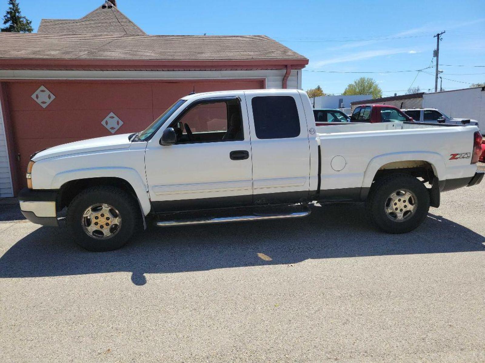 2003 WHITE CHEVROLET SILVERADO 1500 (1GCEK19T13E) with an 5.3L engine, Automatic transmission, located at 1708 Broadway, Rockford, IL, 61104, (815) 397-5010, 42.252522, -89.069359 - Photo #1