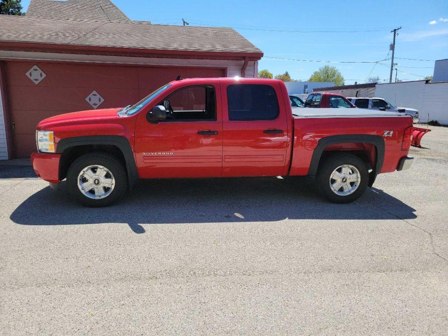 2011 RED CHEVROLET SILVERADO 1500 LT (3GCPKSE32BG) with an 5.3L engine, Automatic transmission, located at 1708 Broadway, Rockford, IL, 61104, (815) 397-5010, 42.252522, -89.069359 - Photo#2