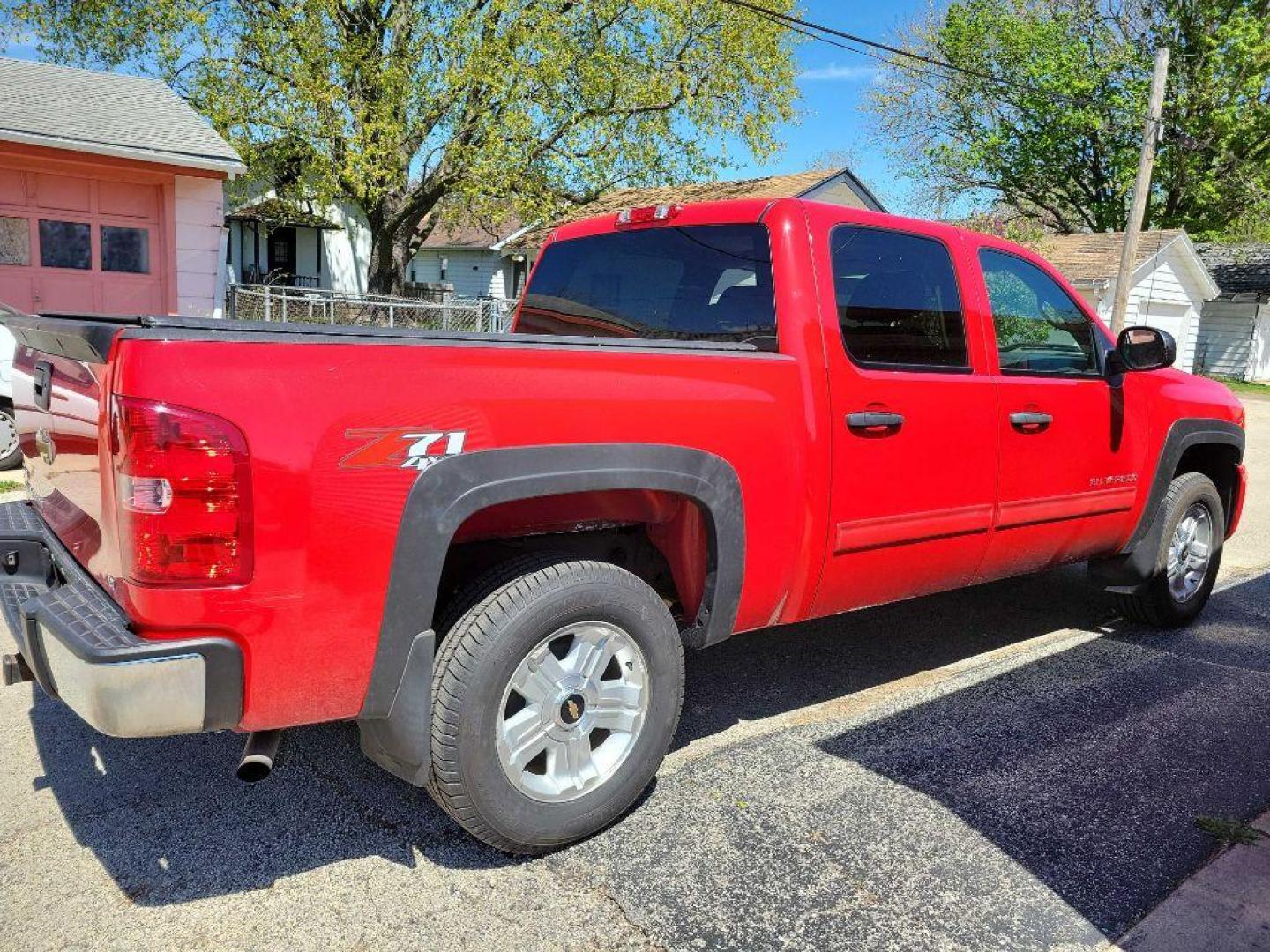 2011 RED CHEVROLET SILVERADO 1500 LT (3GCPKSE32BG) with an 5.3L engine, Automatic transmission, located at 1708 Broadway, Rockford, IL, 61104, (815) 397-5010, 42.252522, -89.069359 - Photo#4