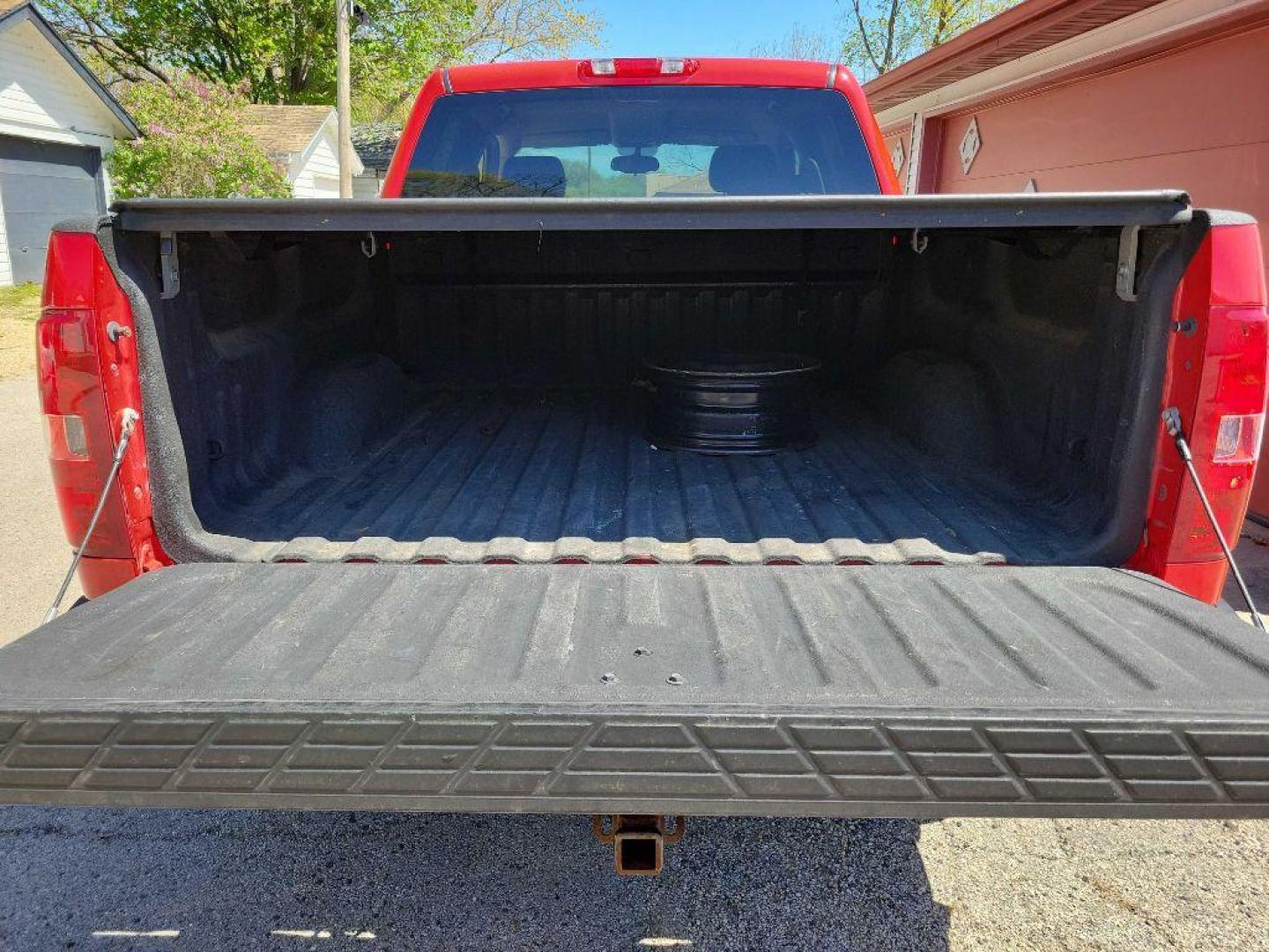 2011 RED CHEVROLET SILVERADO 1500 LT (3GCPKSE32BG) with an 5.3L engine, Automatic transmission, located at 1708 Broadway, Rockford, IL, 61104, (815) 397-5010, 42.252522, -89.069359 - Photo#5