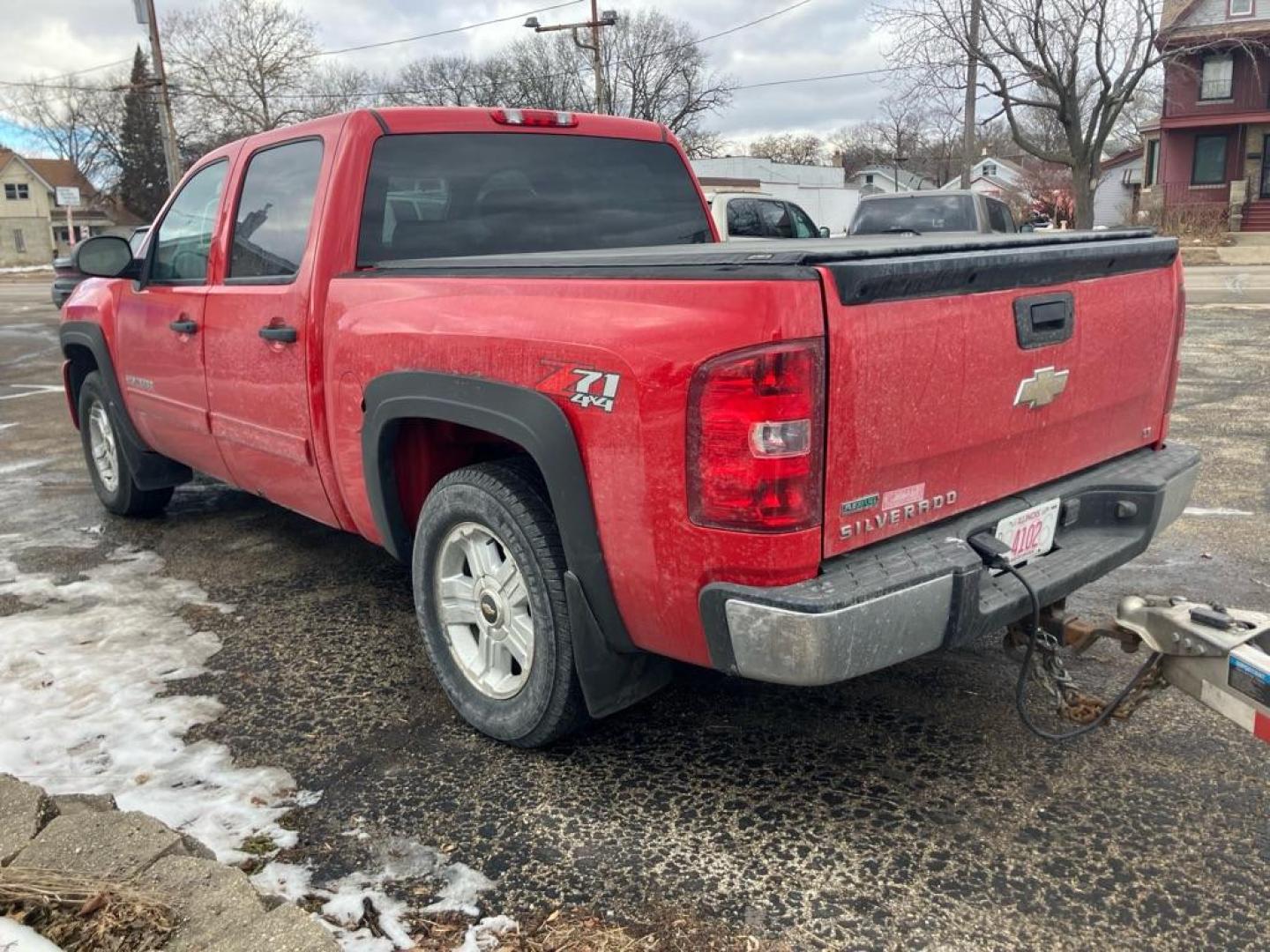 2011 RED CHEVROLET SILVERADO 1500 LT (3GCPKSE32BG) with an 5.3L engine, Automatic transmission, located at 1708 Broadway, Rockford, IL, 61104, (815) 397-5010, 42.252522, -89.069359 - Photo#2
