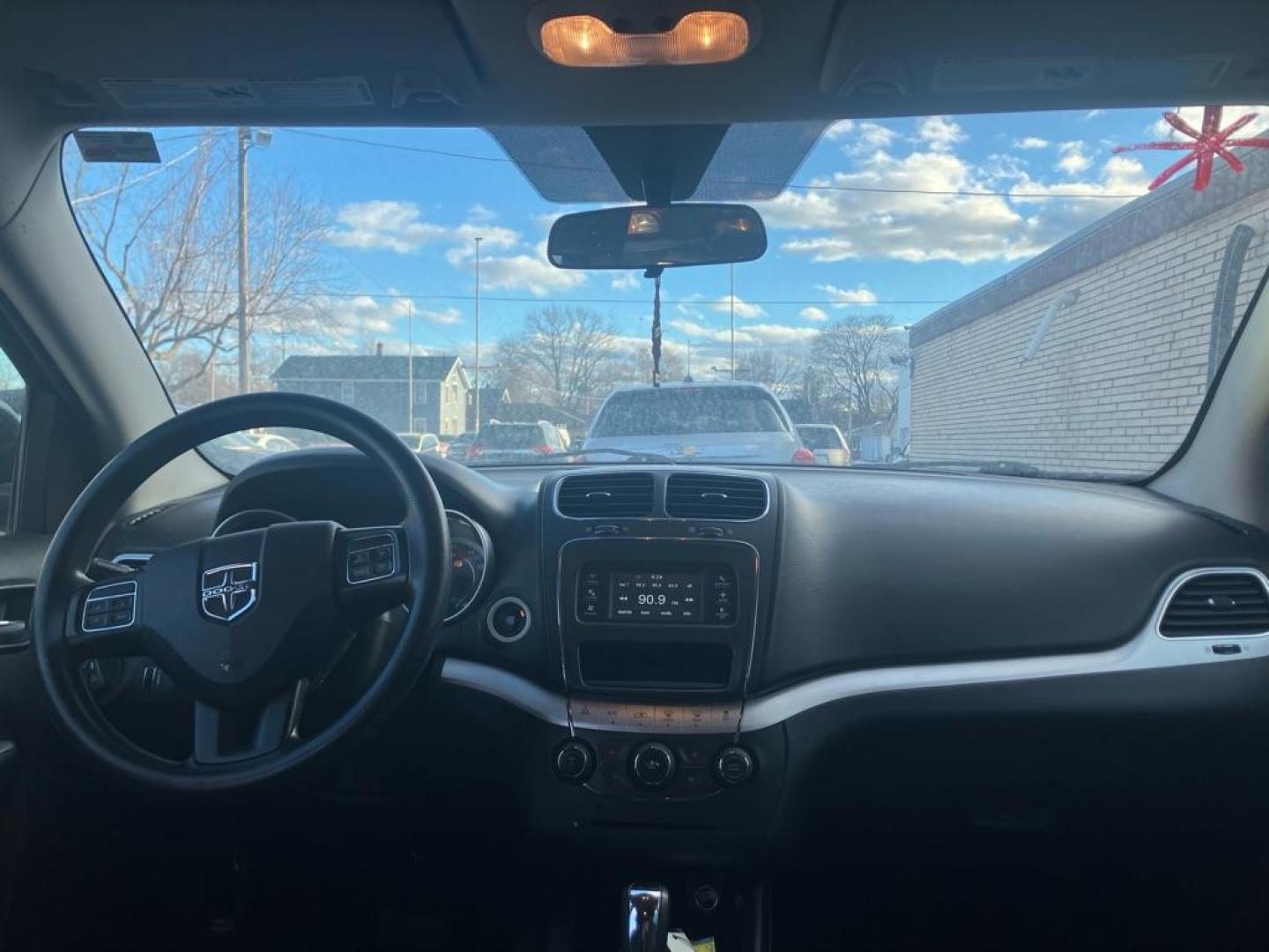 2011 RED CHEVROLET SILVERADO 1500 LT (3GCPKSE32BG) with an 5.3L engine, Automatic transmission, located at 1708 Broadway, Rockford, IL, 61104, (815) 397-5010, 42.252522, -89.069359 - Photo#5