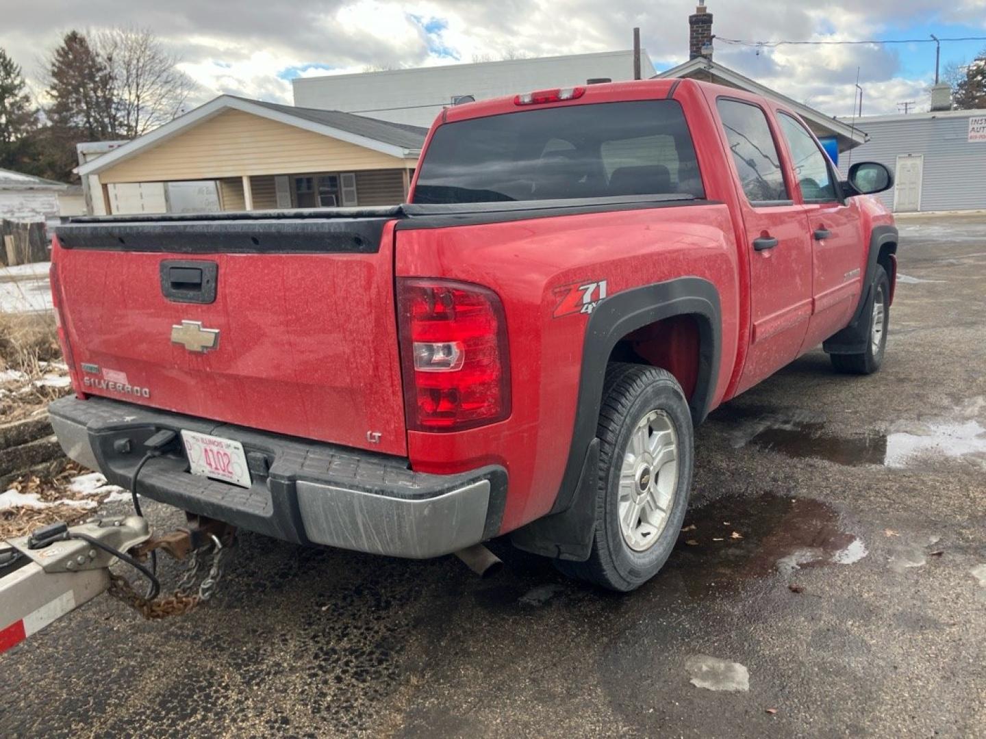 2011 RED CHEVROLET SILVERADO 1500 LT (3GCPKSE32BG) with an 5.3L engine, Automatic transmission, located at 1708 Broadway, Rockford, IL, 61104, (815) 397-5010, 42.252522, -89.069359- Photo#3