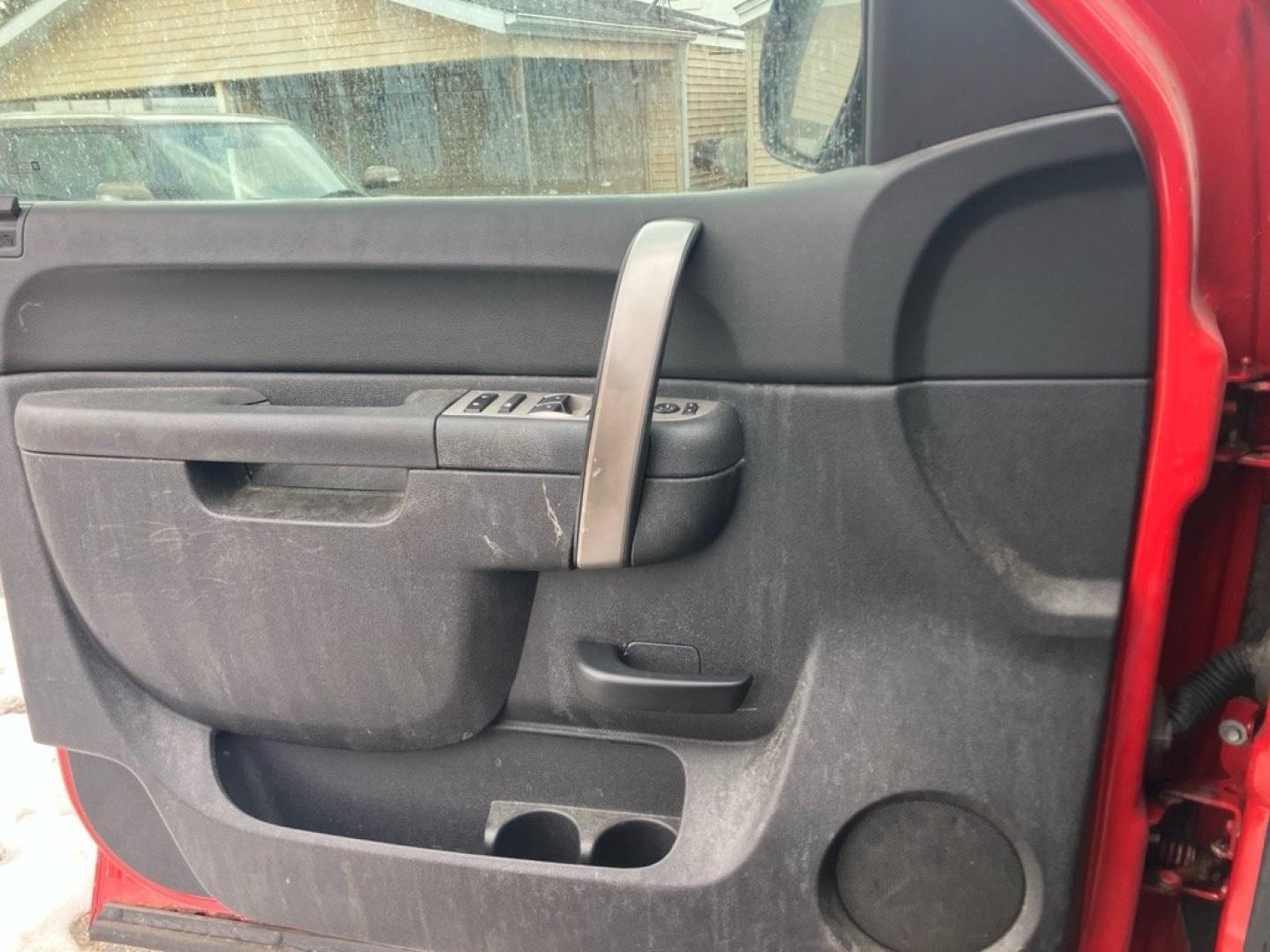 2011 RED CHEVROLET SILVERADO 1500 LT (3GCPKSE32BG) with an 5.3L engine, Automatic transmission, located at 1708 Broadway, Rockford, IL, 61104, (815) 397-5010, 42.252522, -89.069359- Photo#6