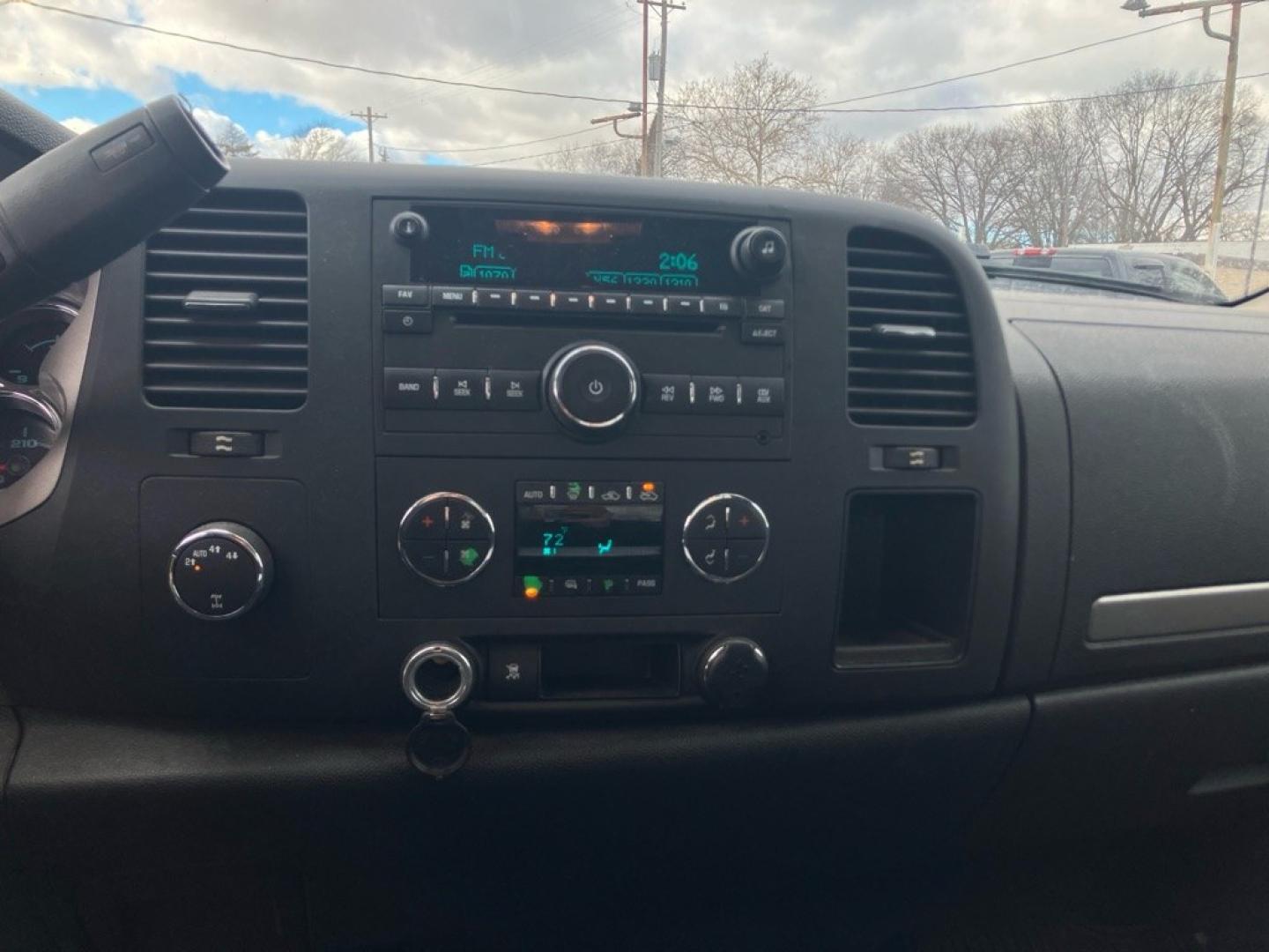 2011 RED CHEVROLET SILVERADO 1500 LT (3GCPKSE32BG) with an 5.3L engine, Automatic transmission, located at 1708 Broadway, Rockford, IL, 61104, (815) 397-5010, 42.252522, -89.069359- Photo#8