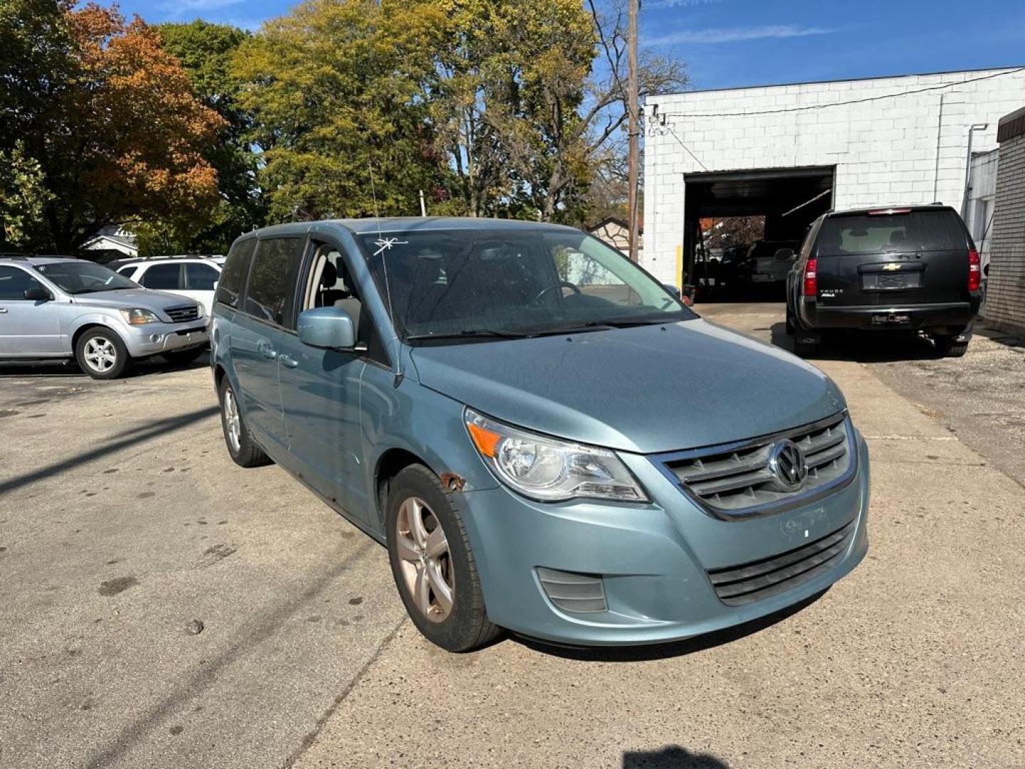 2010 BLUE VOLKSWAGEN ROUTAN SEL (2V4RW5DX1AR) with an 4.0L engine, Automatic transmission, located at 1708 Broadway, Rockford, IL, 61104, (815) 397-5010, 42.252522, -89.069359 - Photo#2