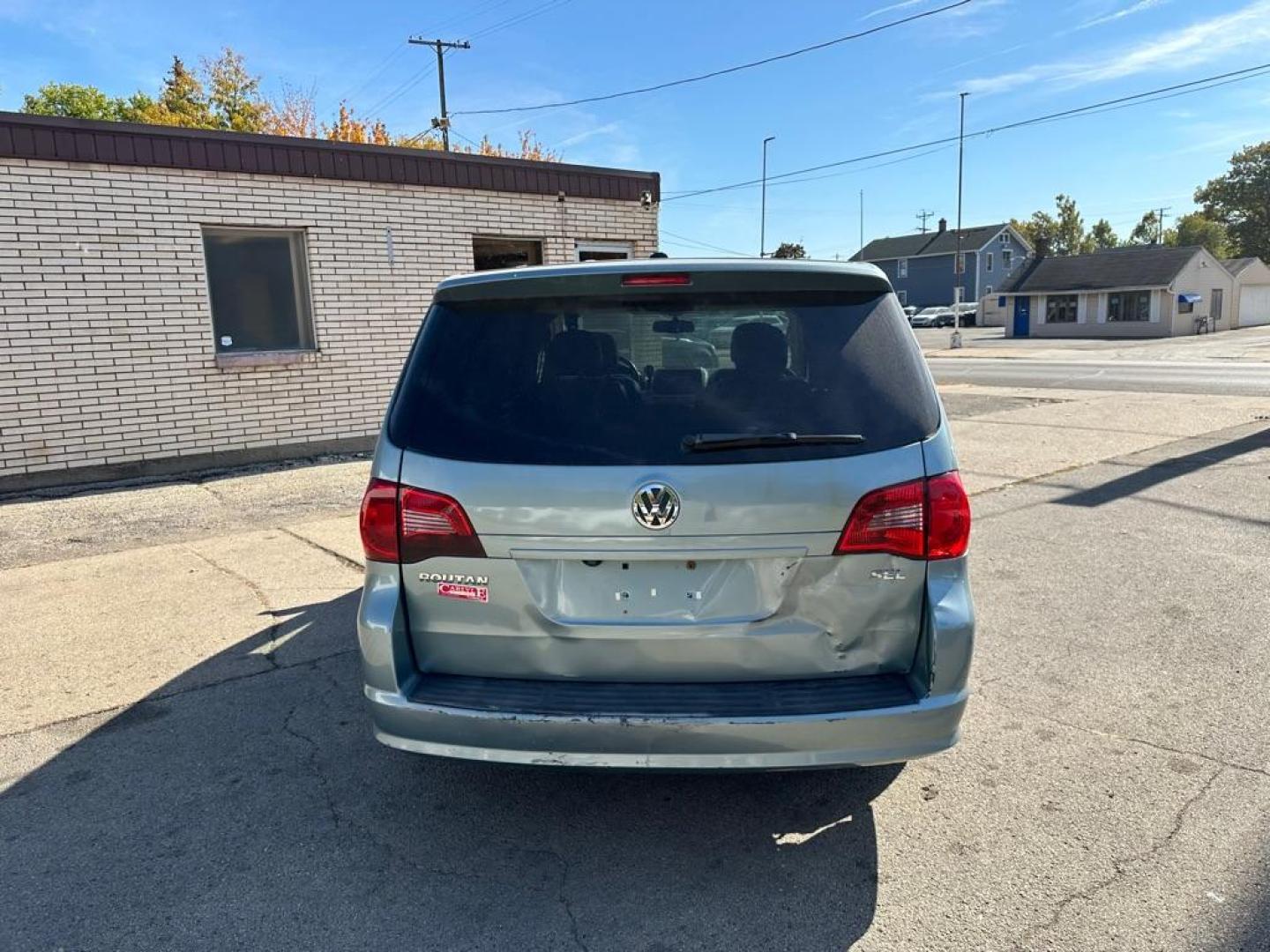 2010 BLUE VOLKSWAGEN ROUTAN SEL (2V4RW5DX1AR) with an 4.0L engine, Automatic transmission, located at 1708 Broadway, Rockford, IL, 61104, (815) 397-5010, 42.252522, -89.069359 - Photo#5