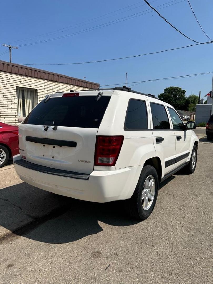 2005 WHITE JEEP GRAND CHEROKEE LAREDO (1J8GR48K55C) with an 3.7L engine, Automatic transmission, located at 1708 Broadway, Rockford, IL, 61104, (815) 397-5010, 42.252522, -89.069359 - Photo#0
