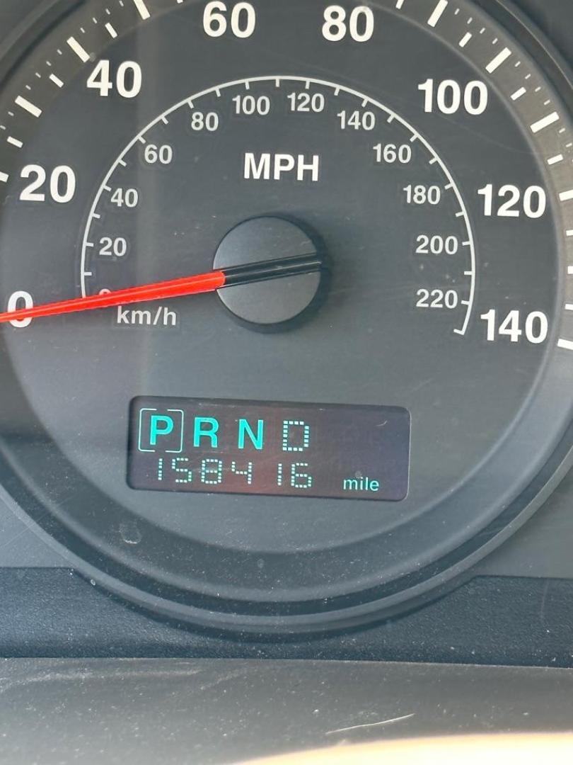 2005 WHITE JEEP GRAND CHEROKEE LAREDO (1J8GR48K55C) with an 3.7L engine, Automatic transmission, located at 1708 Broadway, Rockford, IL, 61104, (815) 397-5010, 42.252522, -89.069359 - Photo#9