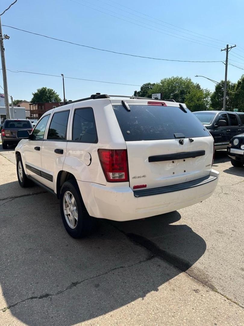 2005 WHITE JEEP GRAND CHEROKEE LAREDO (1J8GR48K55C) with an 3.7L engine, Automatic transmission, located at 1708 Broadway, Rockford, IL, 61104, (815) 397-5010, 42.252522, -89.069359 - Photo#1