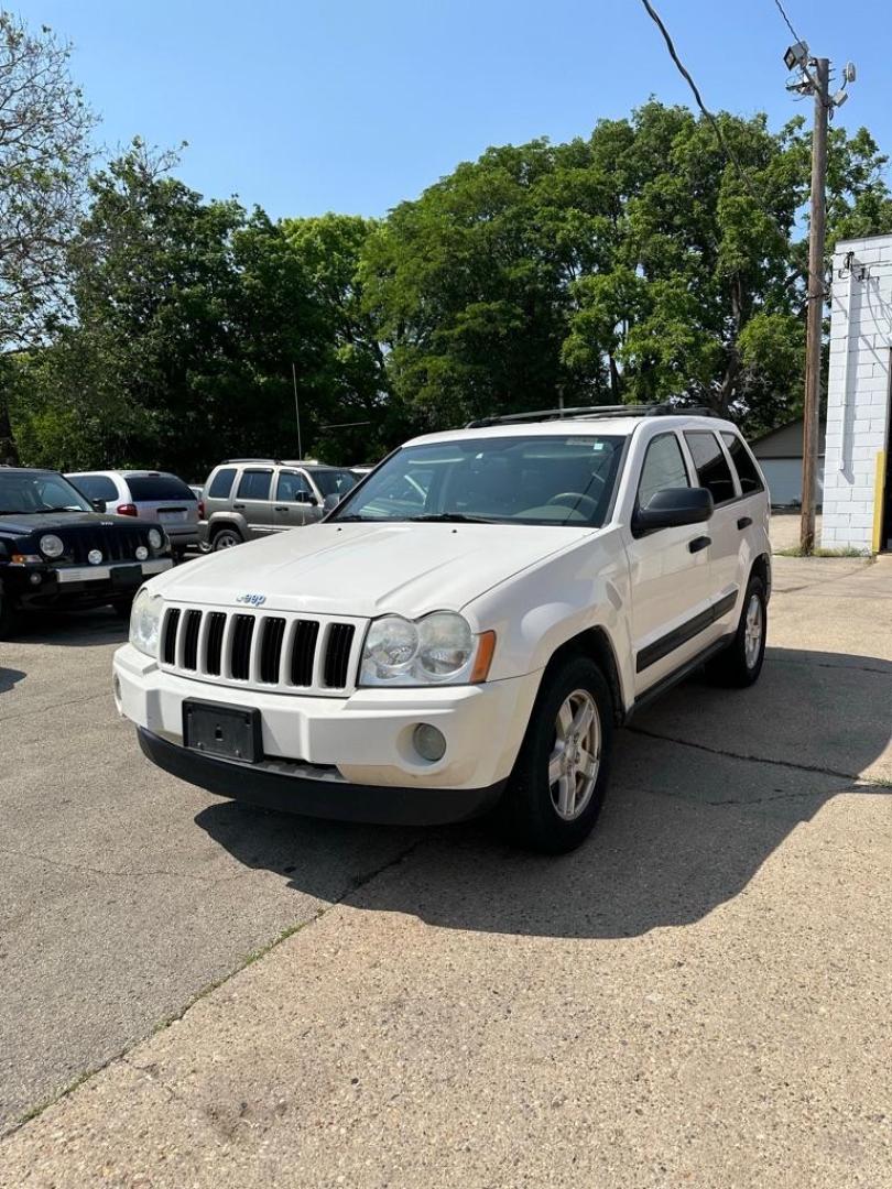 2005 WHITE JEEP GRAND CHEROKEE LAREDO (1J8GR48K55C) with an 3.7L engine, Automatic transmission, located at 1708 Broadway, Rockford, IL, 61104, (815) 397-5010, 42.252522, -89.069359 - Photo#2