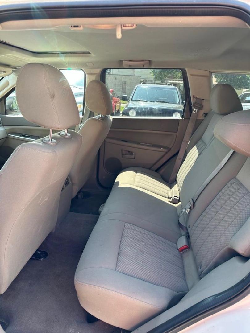2005 WHITE JEEP GRAND CHEROKEE LAREDO (1J8GR48K55C) with an 3.7L engine, Automatic transmission, located at 1708 Broadway, Rockford, IL, 61104, (815) 397-5010, 42.252522, -89.069359 - Photo#3