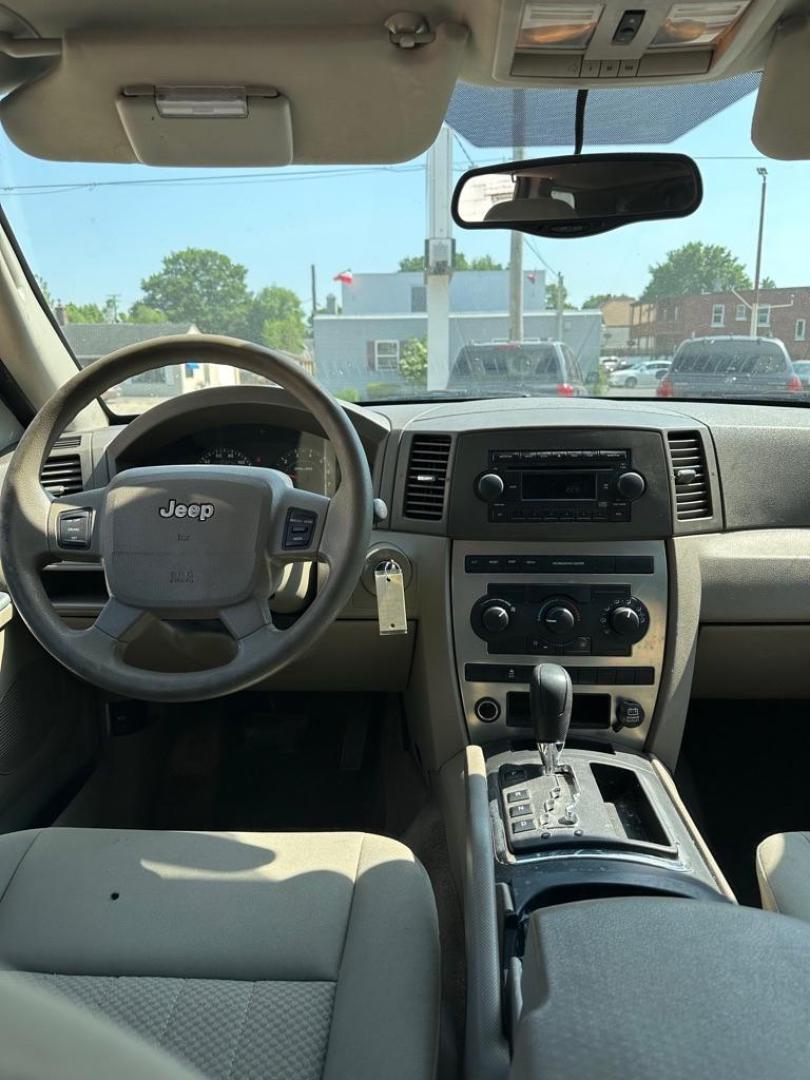 2005 WHITE JEEP GRAND CHEROKEE LAREDO (1J8GR48K55C) with an 3.7L engine, Automatic transmission, located at 1708 Broadway, Rockford, IL, 61104, (815) 397-5010, 42.252522, -89.069359 - Photo#4