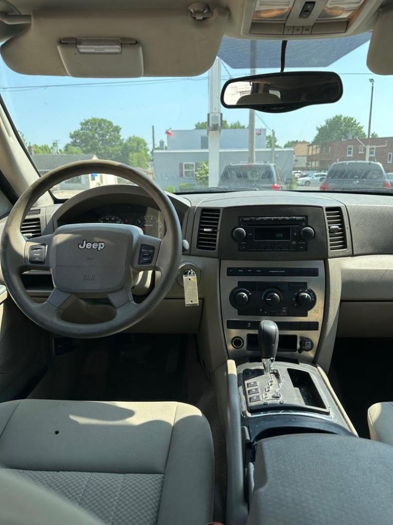 2005 WHITE JEEP GRAND CHEROKEE LAREDO (1J8GR48K55C) with an 3.7L engine, Automatic transmission, located at 1708 Broadway, Rockford, IL, 61104, (815) 397-5010, 42.252522, -89.069359 - Photo#5