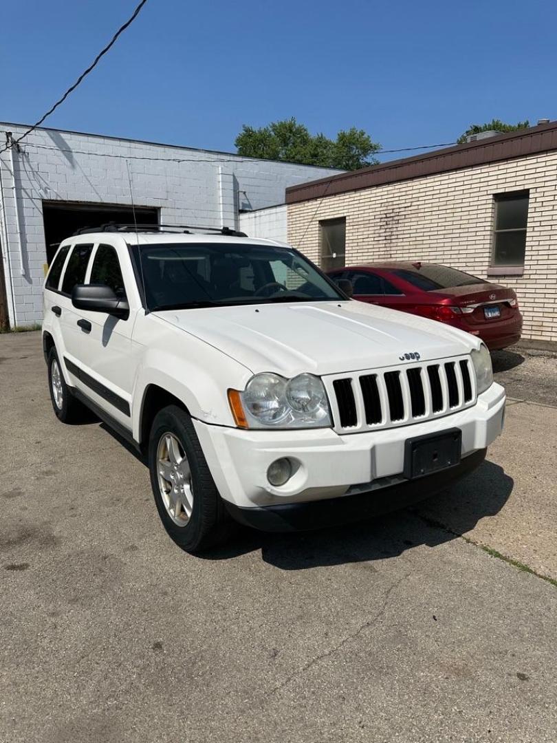 2005 WHITE JEEP GRAND CHEROKEE LAREDO (1J8GR48K55C) with an 3.7L engine, Automatic transmission, located at 1708 Broadway, Rockford, IL, 61104, (815) 397-5010, 42.252522, -89.069359 - Photo#6
