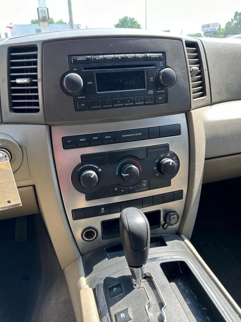 2005 WHITE JEEP GRAND CHEROKEE LAREDO (1J8GR48K55C) with an 3.7L engine, Automatic transmission, located at 1708 Broadway, Rockford, IL, 61104, (815) 397-5010, 42.252522, -89.069359 - Photo#7
