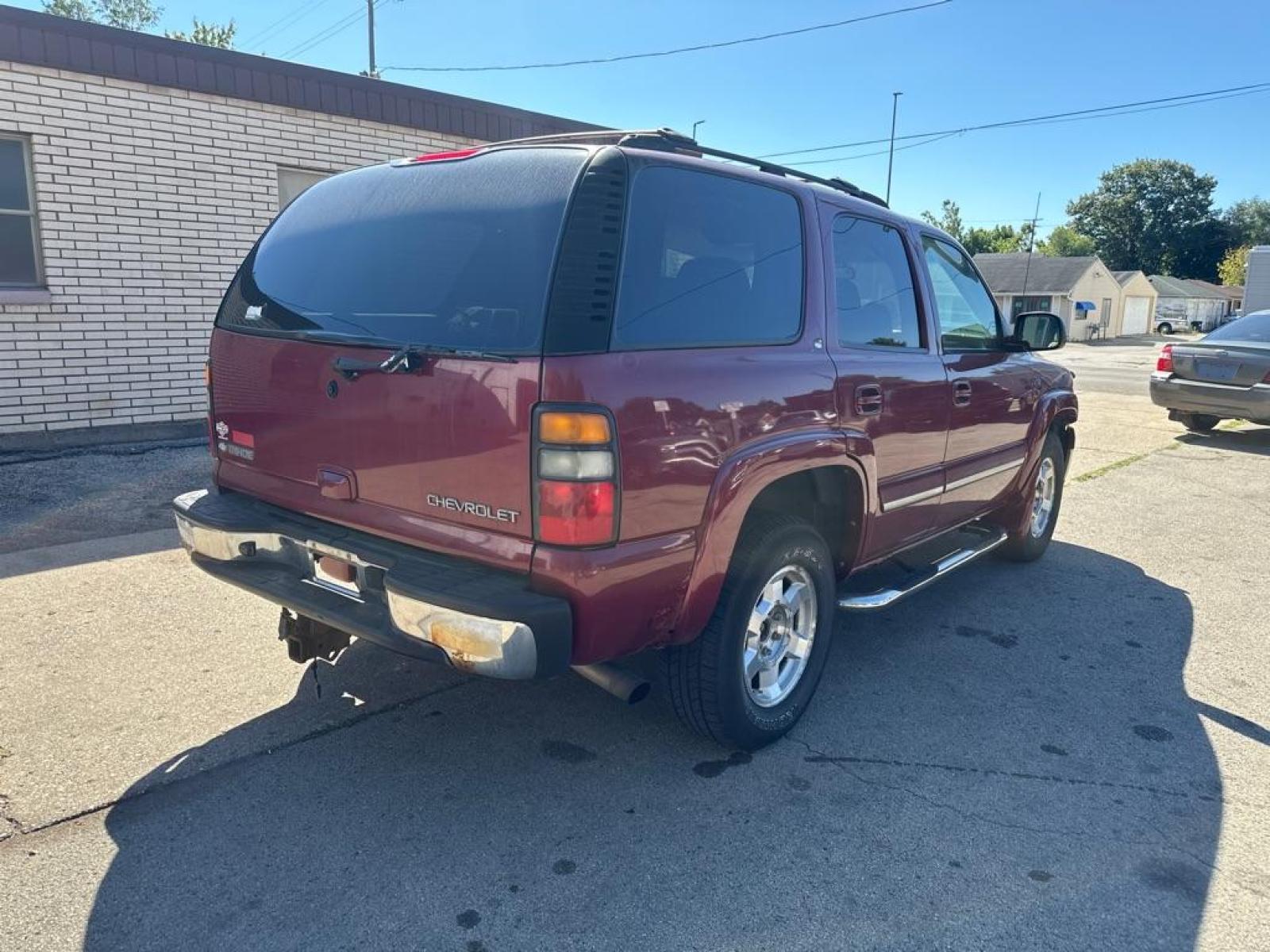 2005 RED CHEVROLET TAHOE 1500 (1GNEK13T25J) with an 5.3L engine, Automatic transmission, located at 1708 Broadway, Rockford, IL, 61104, (815) 397-5010, 42.252522, -89.069359 - Photo #2