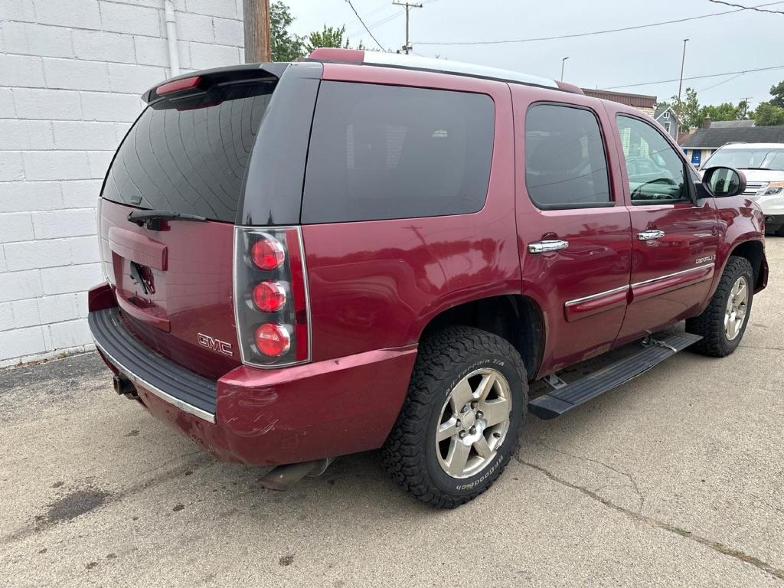 2007 RED GMC YUKON DENALI (1GKFK63807J) with an 6.2L engine, Automatic transmission, located at 1708 Broadway, Rockford, IL, 61104, (815) 397-5010, 42.252522, -89.069359 - Photo #2