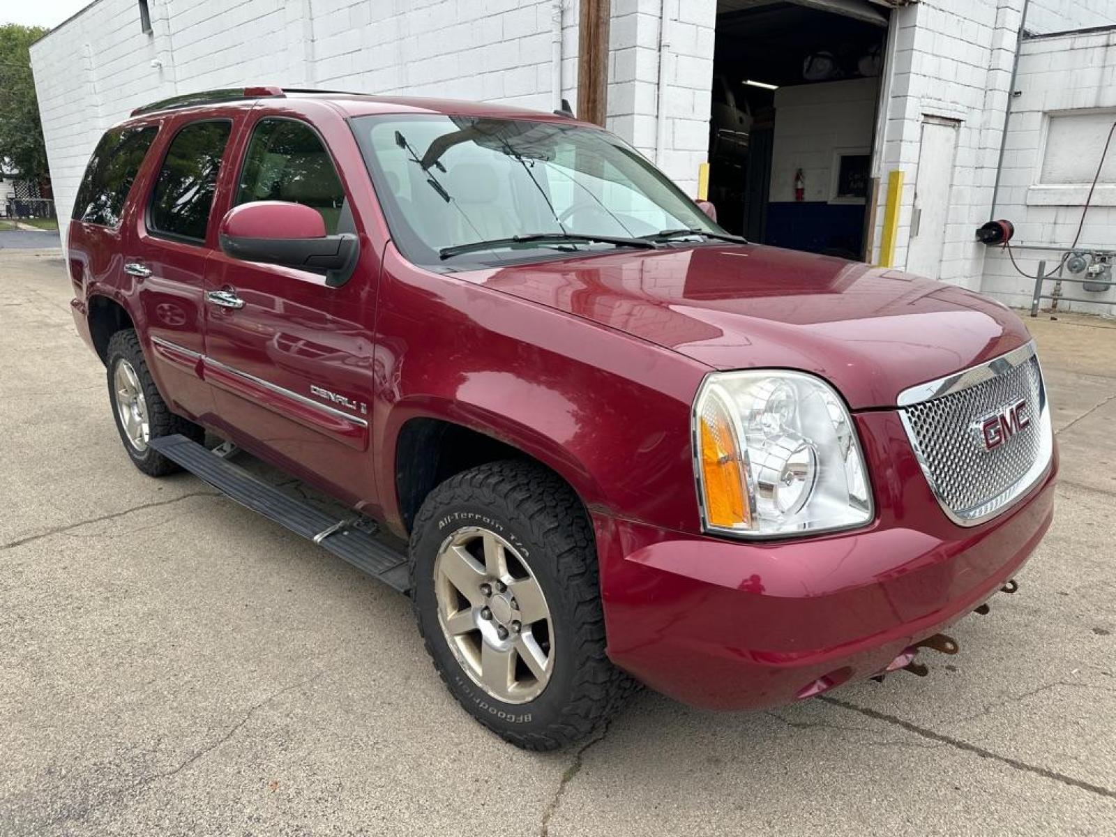 2007 RED GMC YUKON DENALI (1GKFK63807J) with an 6.2L engine, Automatic transmission, located at 1708 Broadway, Rockford, IL, 61104, (815) 397-5010, 42.252522, -89.069359 - Photo #3