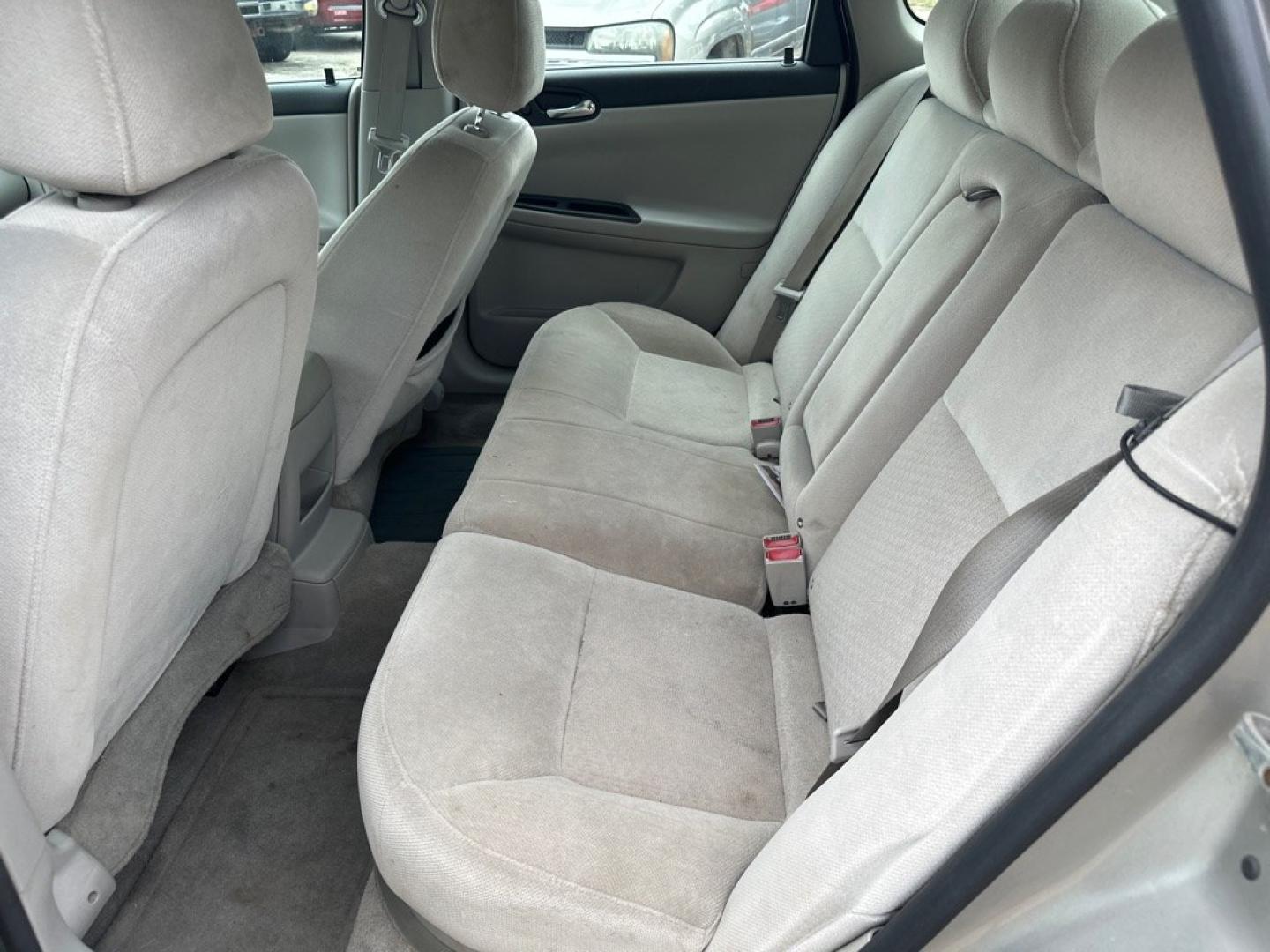 2007 SILVER CHEVROLET IMPALA LT (2G1WT58K179) with an 3.5L engine, Automatic transmission, located at 1708 Broadway, Rockford, IL, 61104, (815) 397-5010, 42.252522, -89.069359- Photo#4