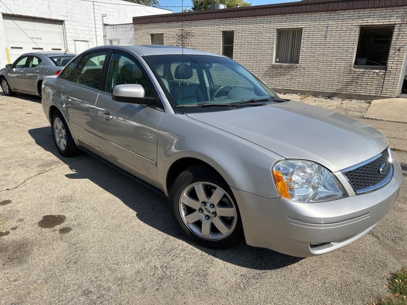 2006 SILVER FORD FIVE HUNDRED SEL (1FAFP24106G) with an 3.0L engine, Automatic transmission, located at 1708 Broadway, Rockford, IL, 61104, (815) 397-5010, 42.252522, -89.069359 - Photo #3