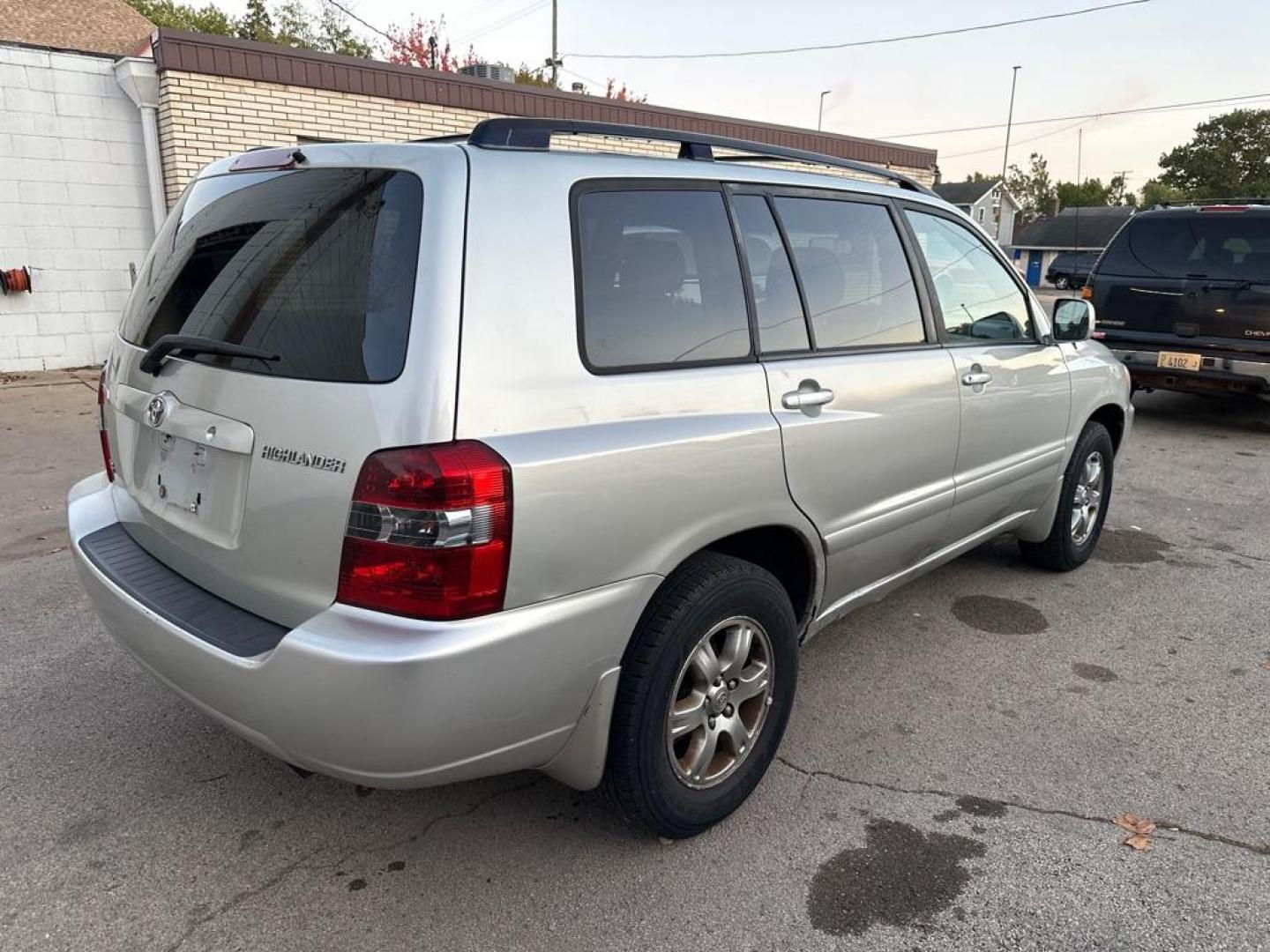 2005 SILVER TOYOTA HIGHLANDER LIMITED (JTEGP21A050) with an 3.3L engine, Automatic transmission, located at 1708 Broadway, Rockford, IL, 61104, (815) 397-5010, 42.252522, -89.069359 - Photo#2
