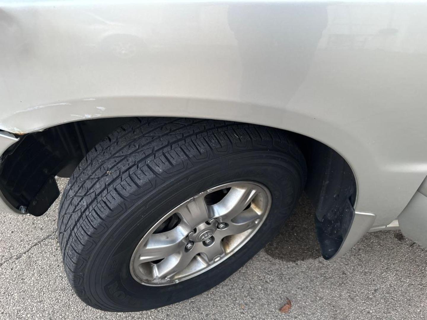 2005 SILVER TOYOTA HIGHLANDER LIMITED (JTEGP21A050) with an 3.3L engine, Automatic transmission, located at 1708 Broadway, Rockford, IL, 61104, (815) 397-5010, 42.252522, -89.069359 - Photo#4