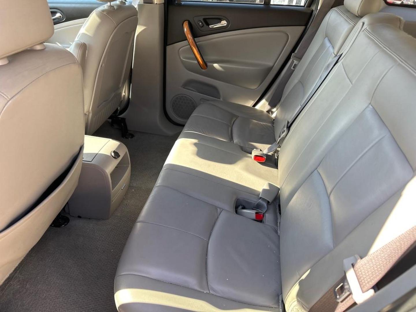 2007 SILVER SATURN VUE (5GZCZ63457S) with an 3.5L engine, Automatic transmission, located at 1708 Broadway, Rockford, IL, 61104, (815) 397-5010, 42.252522, -89.069359 - Photo#4