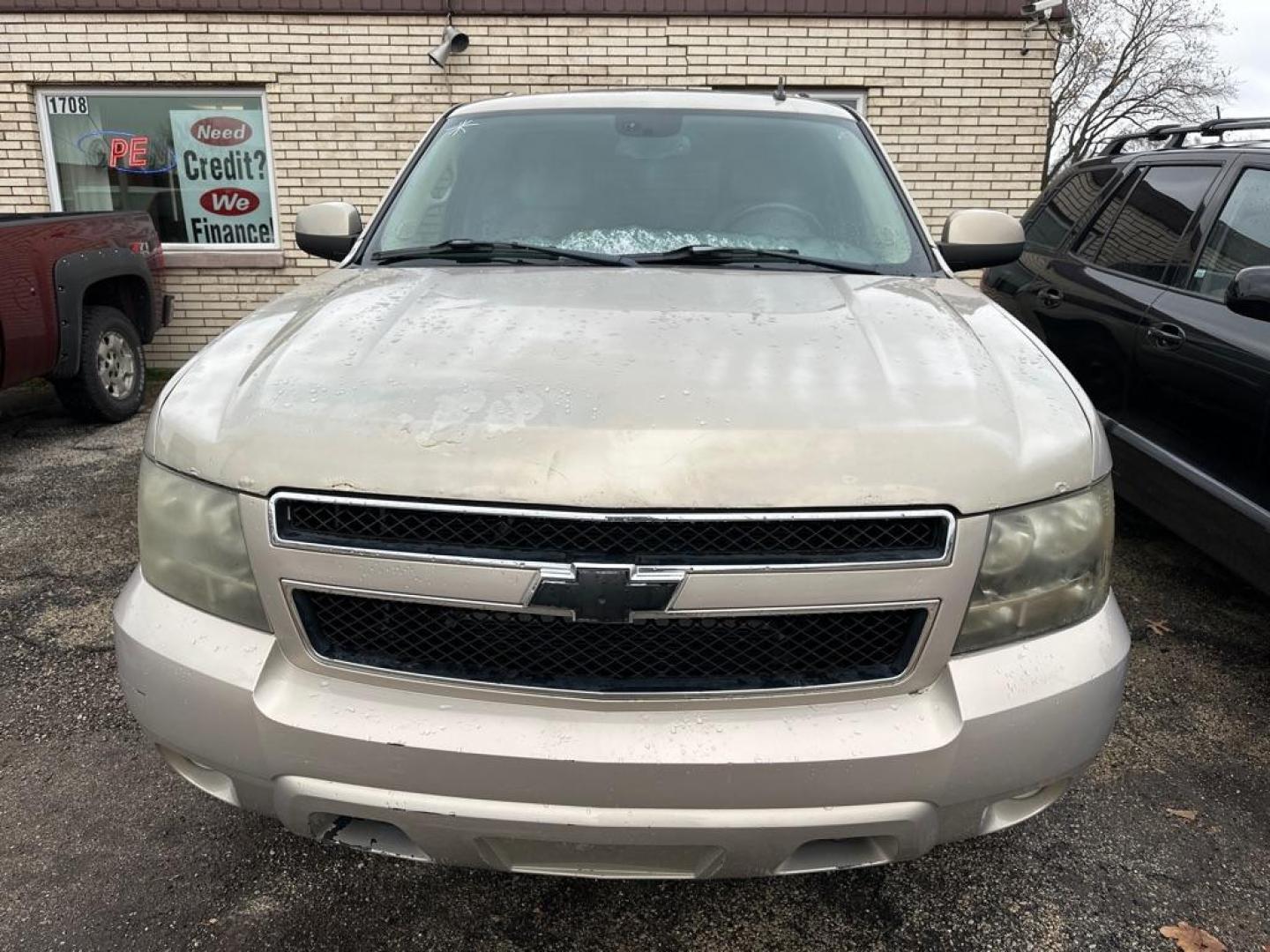 2007 GOLD CHEVROLET SUBURBAN 1500 (1GNFK16377J) with an 5.3L engine, Automatic transmission, located at 1708 Broadway, Rockford, IL, 61104, (815) 397-5010, 42.252522, -89.069359 - Photo#0