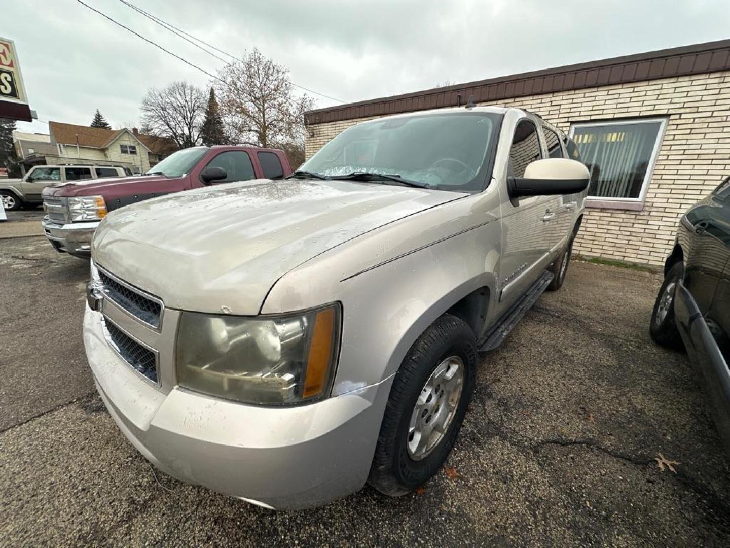 2007 GOLD CHEVROLET SUBURBAN 1500 (1GNFK16377J) with an 5.3L engine, Automatic transmission, located at 1708 Broadway, Rockford, IL, 61104, (815) 397-5010, 42.252522, -89.069359 - Photo#1